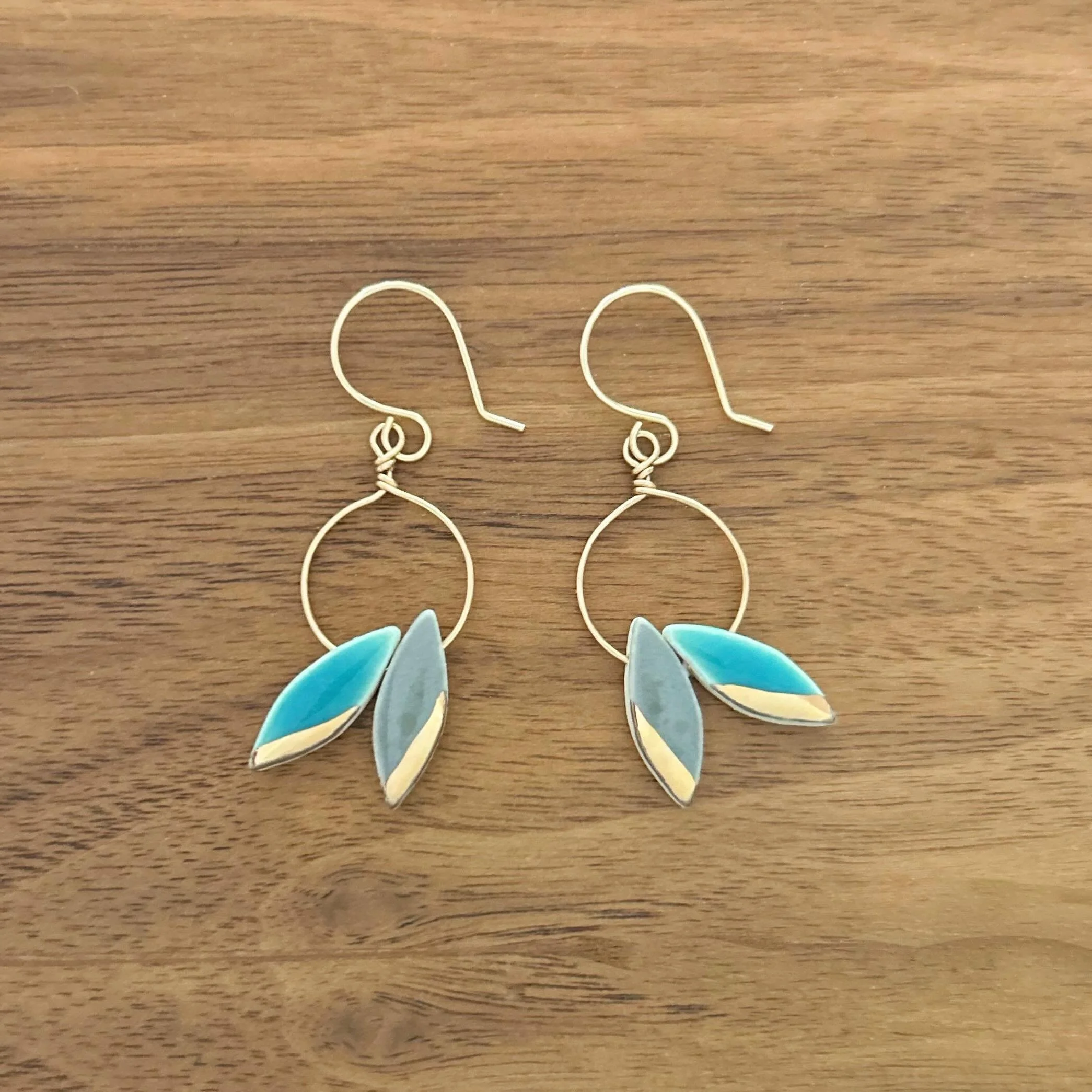now&rsquo;s your chance to grab a pair of these double leaf earrings, pebble, teardrop&hellip; whatever your favorite style is 💫 SALE extended thru 6/2
20-40% off entire shop including SALE 
code- MEMSALE