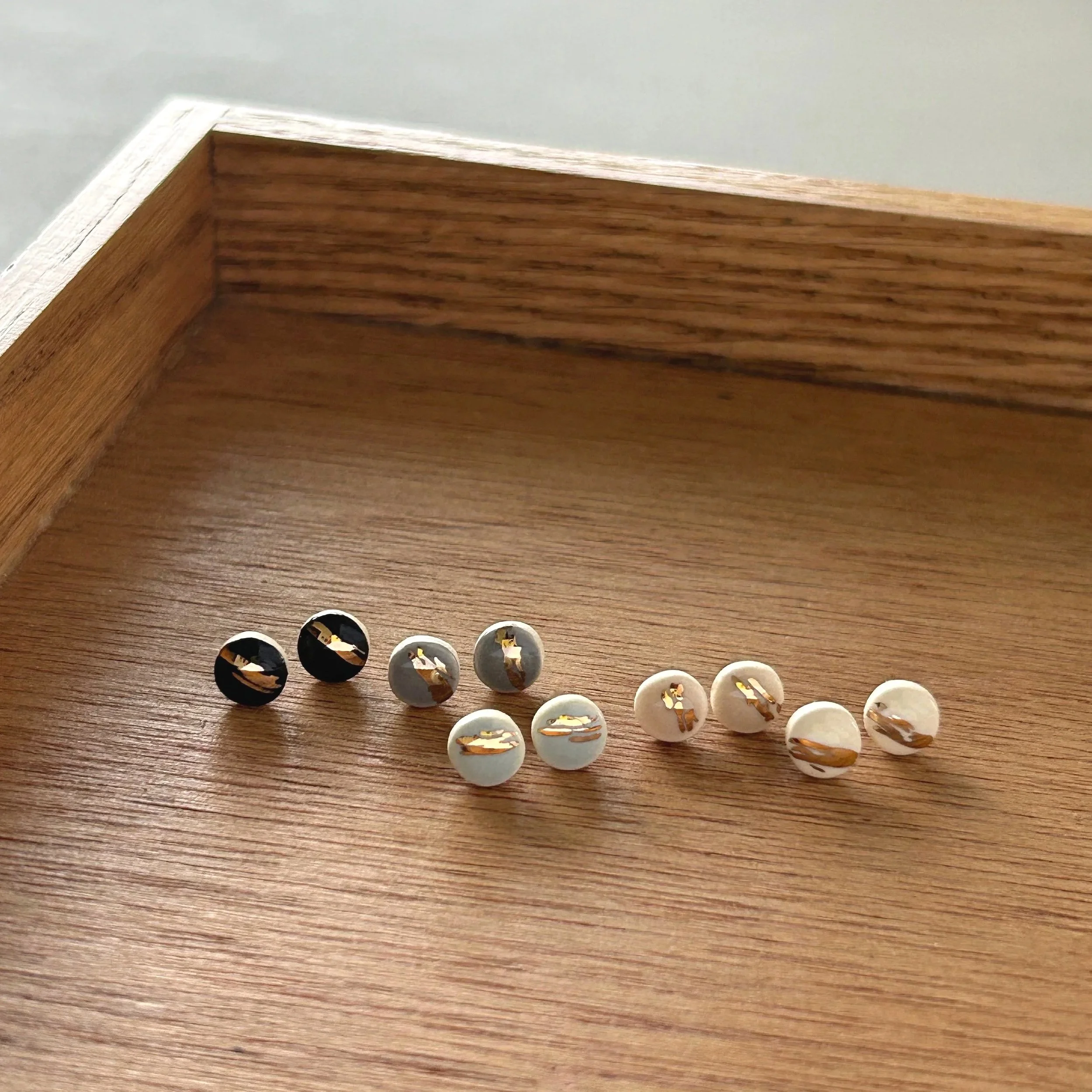 ZOE%CC%88+COMINGS+tiny+pebble+studs%2C+shimmer+-+cluster%2C+fall+2026+wdbkg.jpg