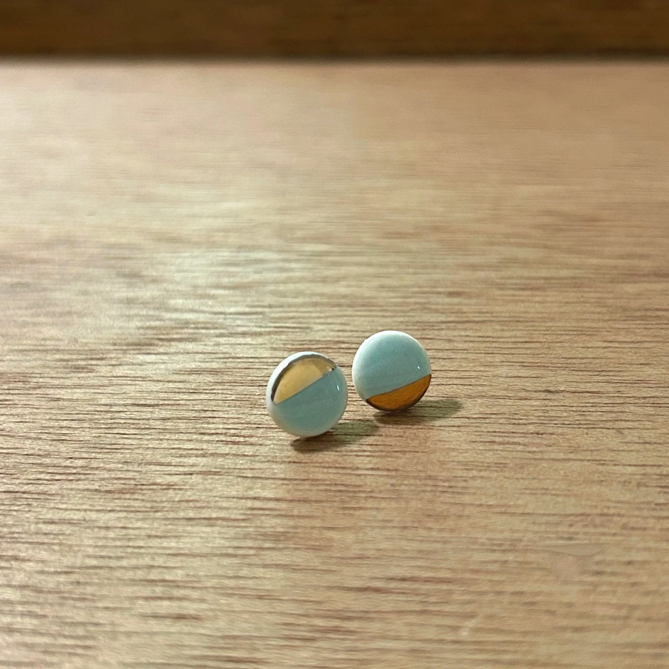 ZOE%CC%88+COMINGS+pebble+studs%2C+pale+blue%2C+wdbkg.jpg
