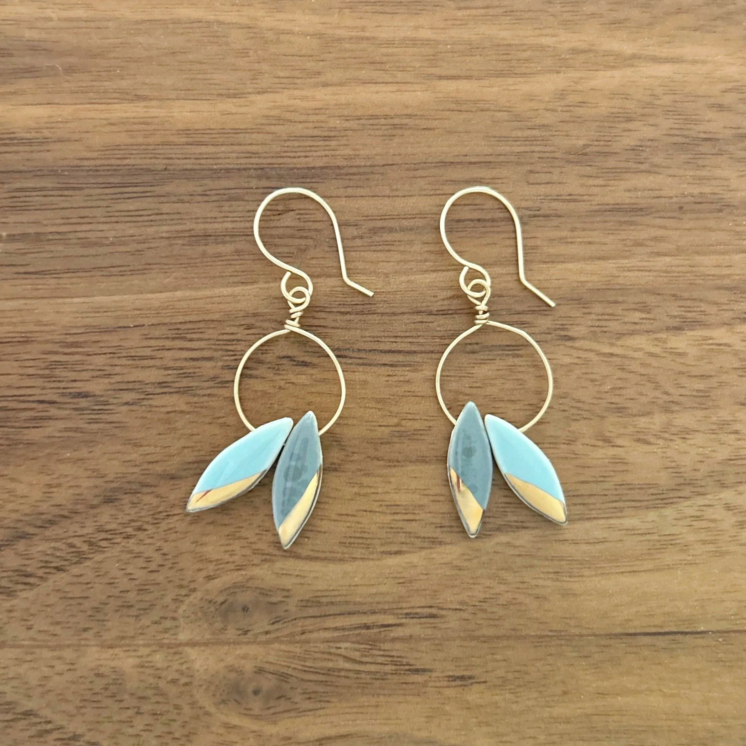 ZOE%CC%88+COMINGS+double+leaf+earrings%2C+pale+blue%3Adark+grey+wdbkg.jpg