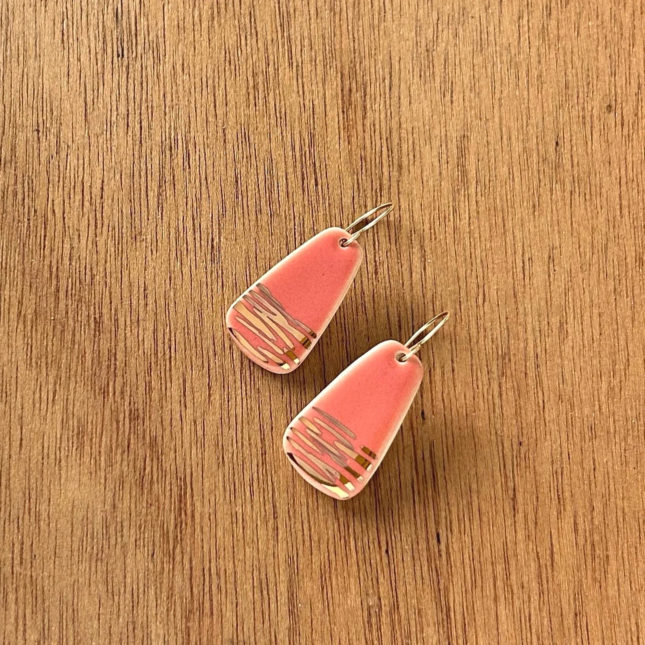 ZOE%CC%88+COMINGS+large+fan+earrings+coral%3Agold+stripe+wdbkg+a.jpg