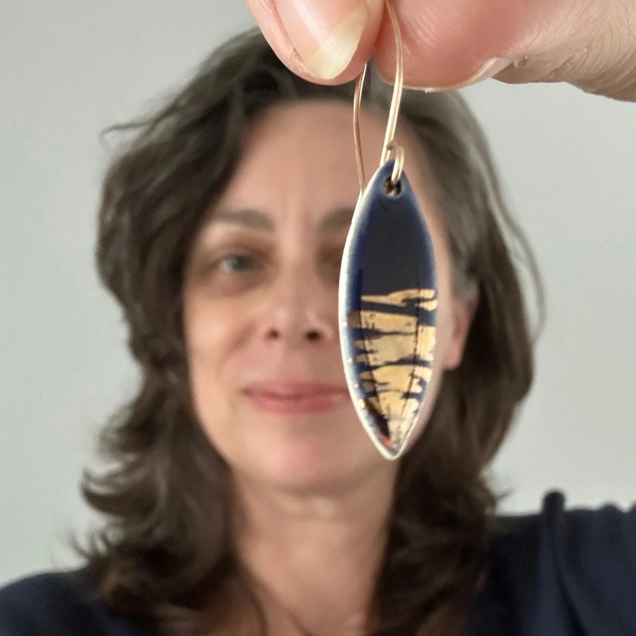 ZOE%CC%88+COMINGS+model+leaf+earrings%2C+shimmer+navy.jpg