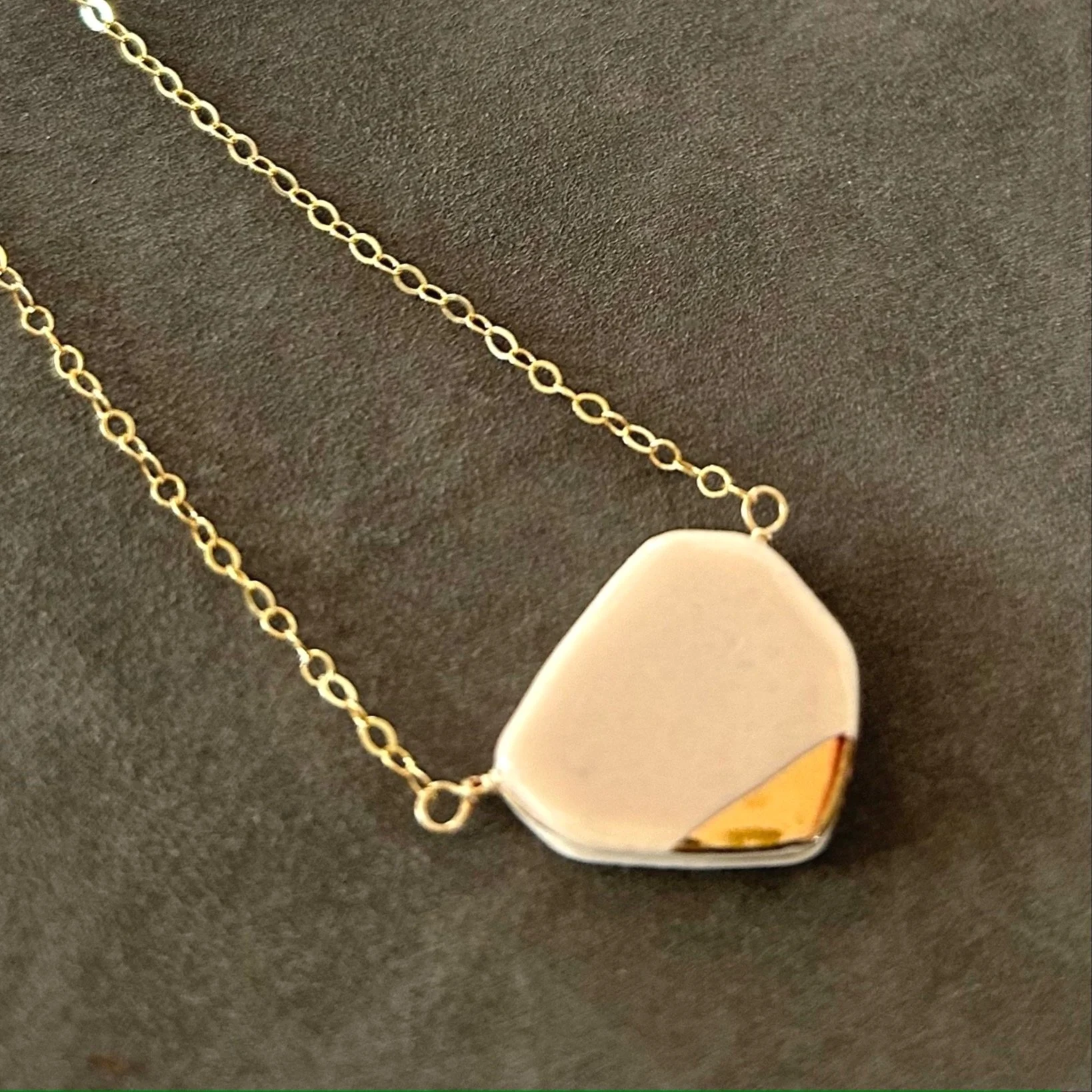 ZOE%CC%88+COMINGS+geo+horizon+necklace+%2B+tiny+reed+studs%2C+pale+pink%3Agold+gbkg.jpg