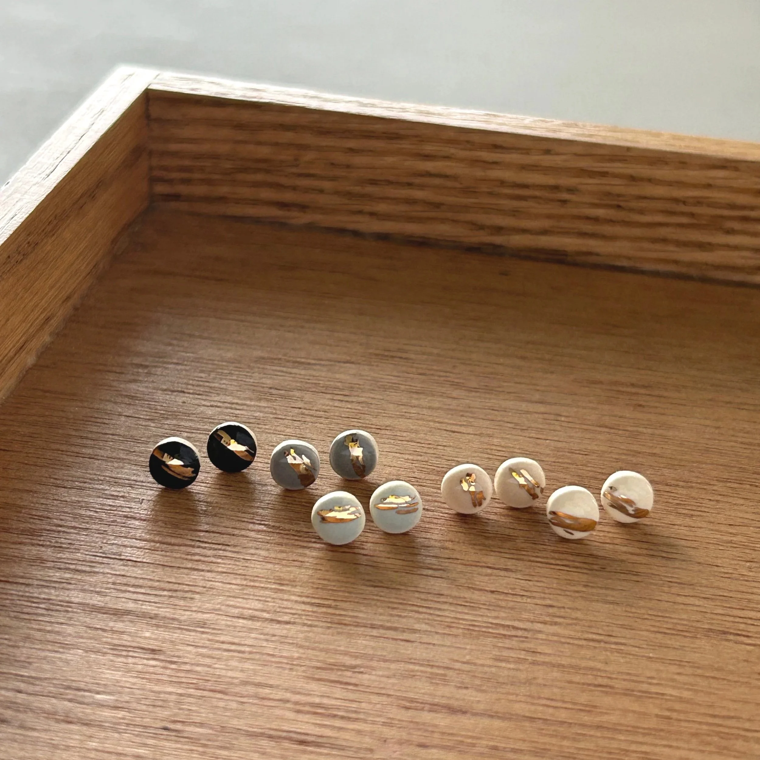 ZOE%CC%88+COMINGS+tiny+pebble+studs%2C+shimmer+-+cluster%2C+fall+2026+wdbkg.jpg