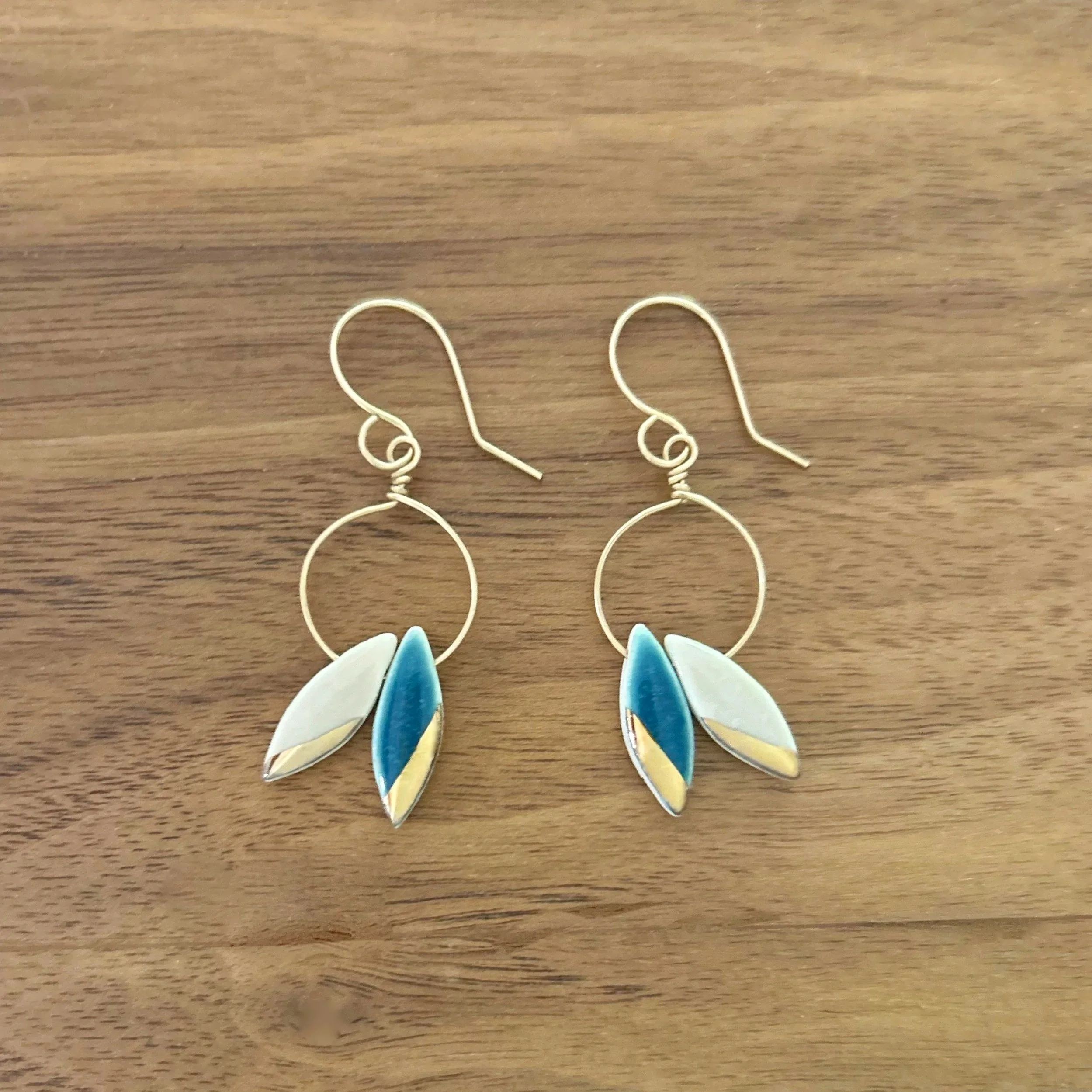 ZOE%CC%88+COMINGS+double+leaf+earrings%2C+pale+pink%3Aslate+wdbkg.jpg