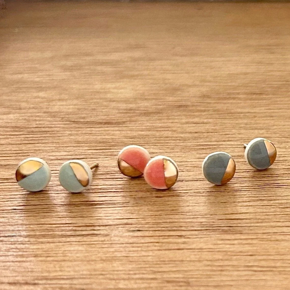 ZOE%CC%88+COMINGS+tiny+pebble+studs%2C+6+colors+wdbkg.jpg