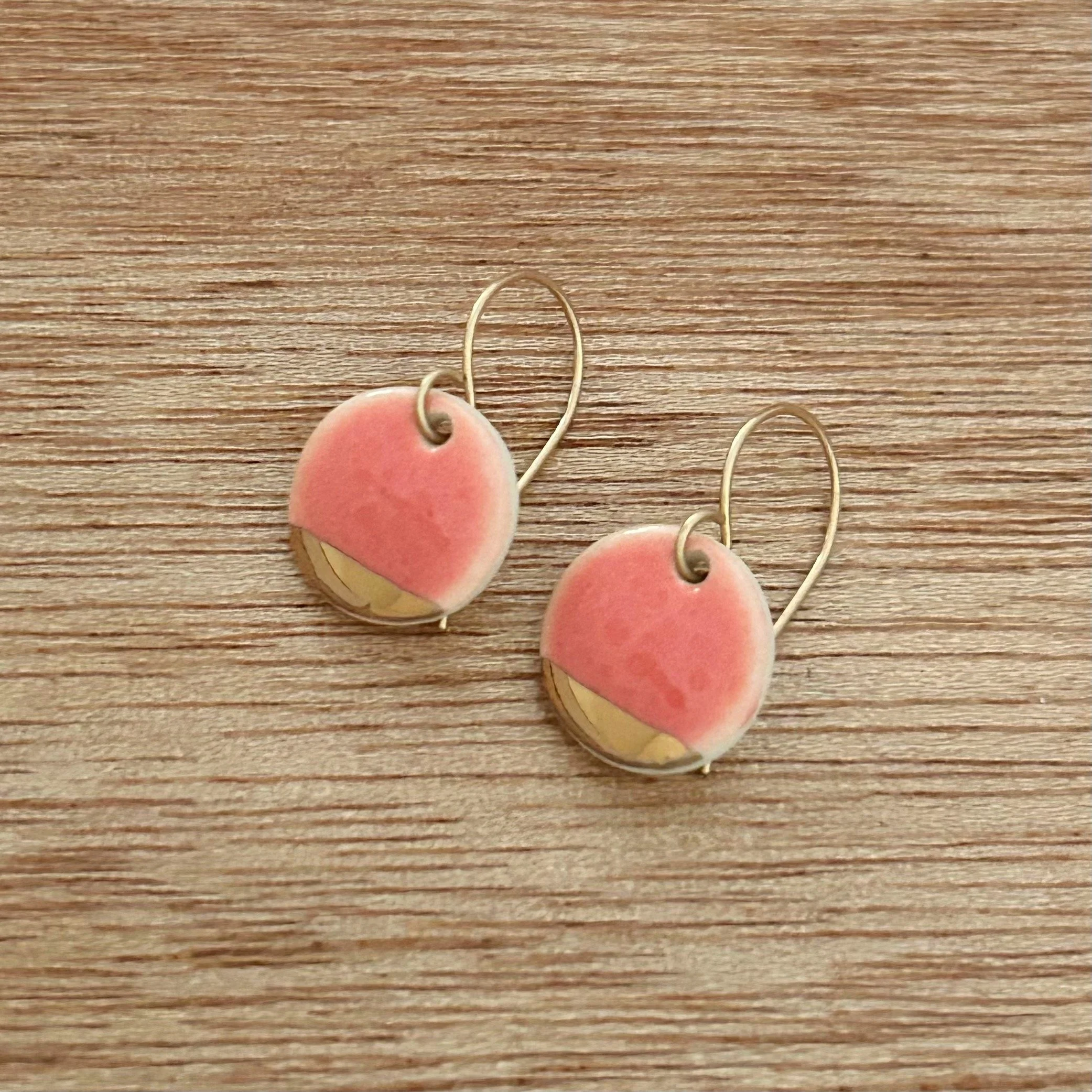 ZOE%CC%88+COMINGS+pebble+earrings%2C+coral%3Agold+slice+a+wdbkg.jpg