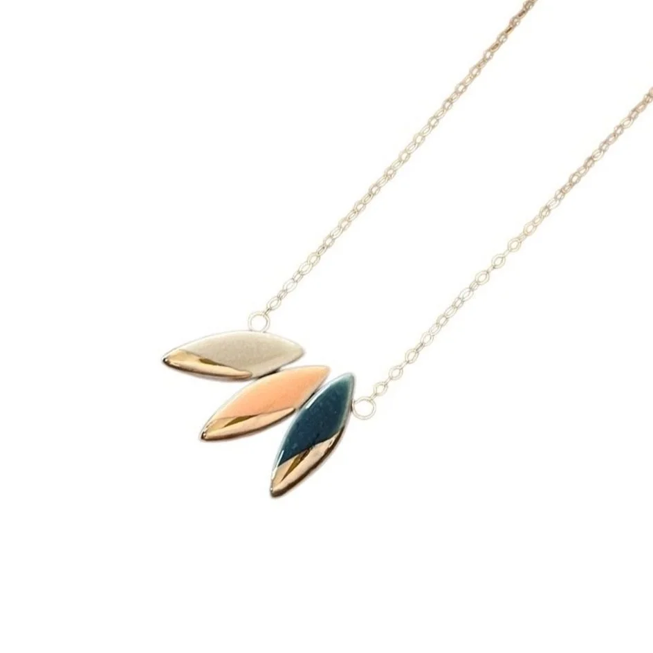 ZOE%25CC%2588%2BCOMINGS%2Btriple%2Bleaf%2Bnecklace%2Bpk%253Aor%253Asl%2Ba%2Bwbg.jpg