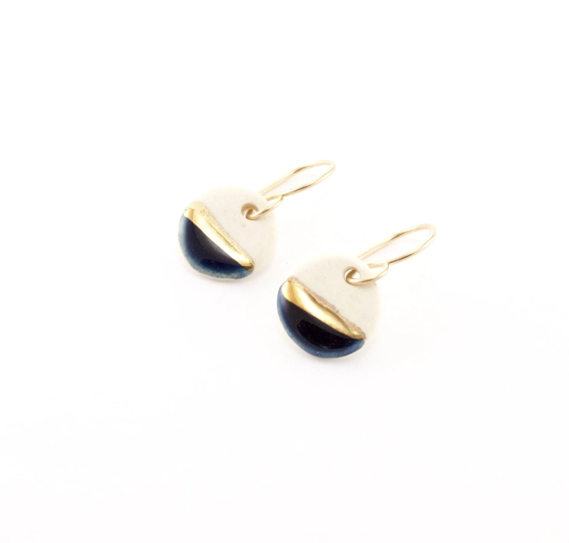 ZOE%CC%88+COMINGS+tiny+pebble+earrings+navy%3Agold+line.jpg