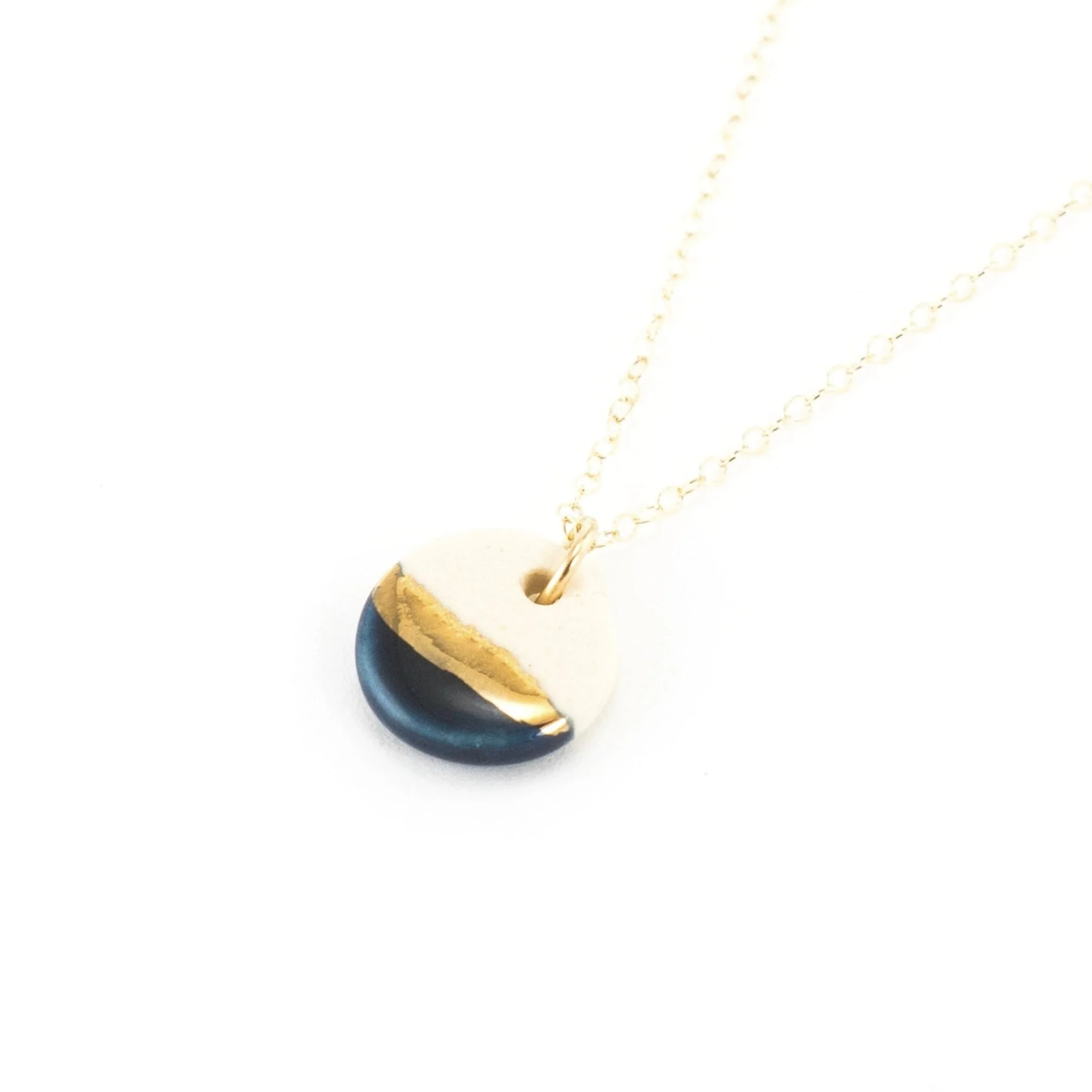 ZOE%CC%88+COMINGS+tiny+pebble+necklace%2C+navy_gold+line.jpg