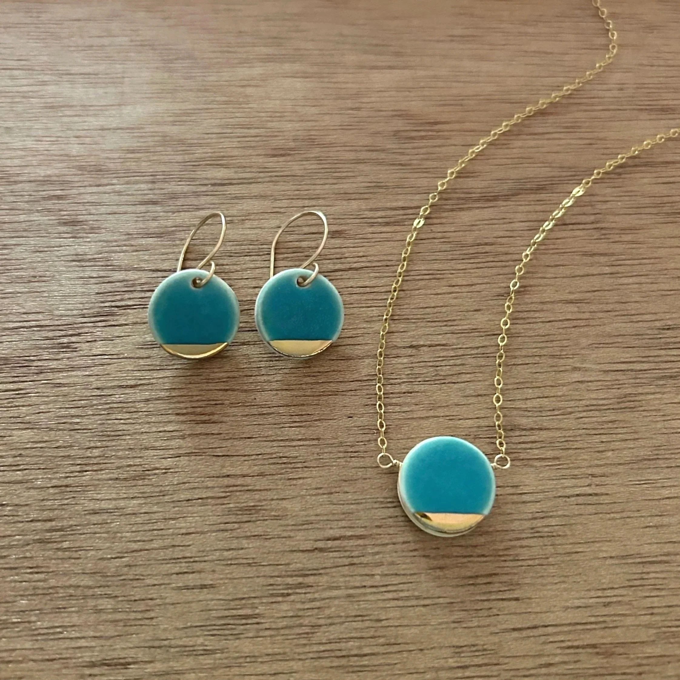 ZOE%25CC%2588%2BCOMINGS%2Bpebble%2Bers%2B%252B%2Bnk%252C%2Bteal%252C%2Bwdbkg.jpg