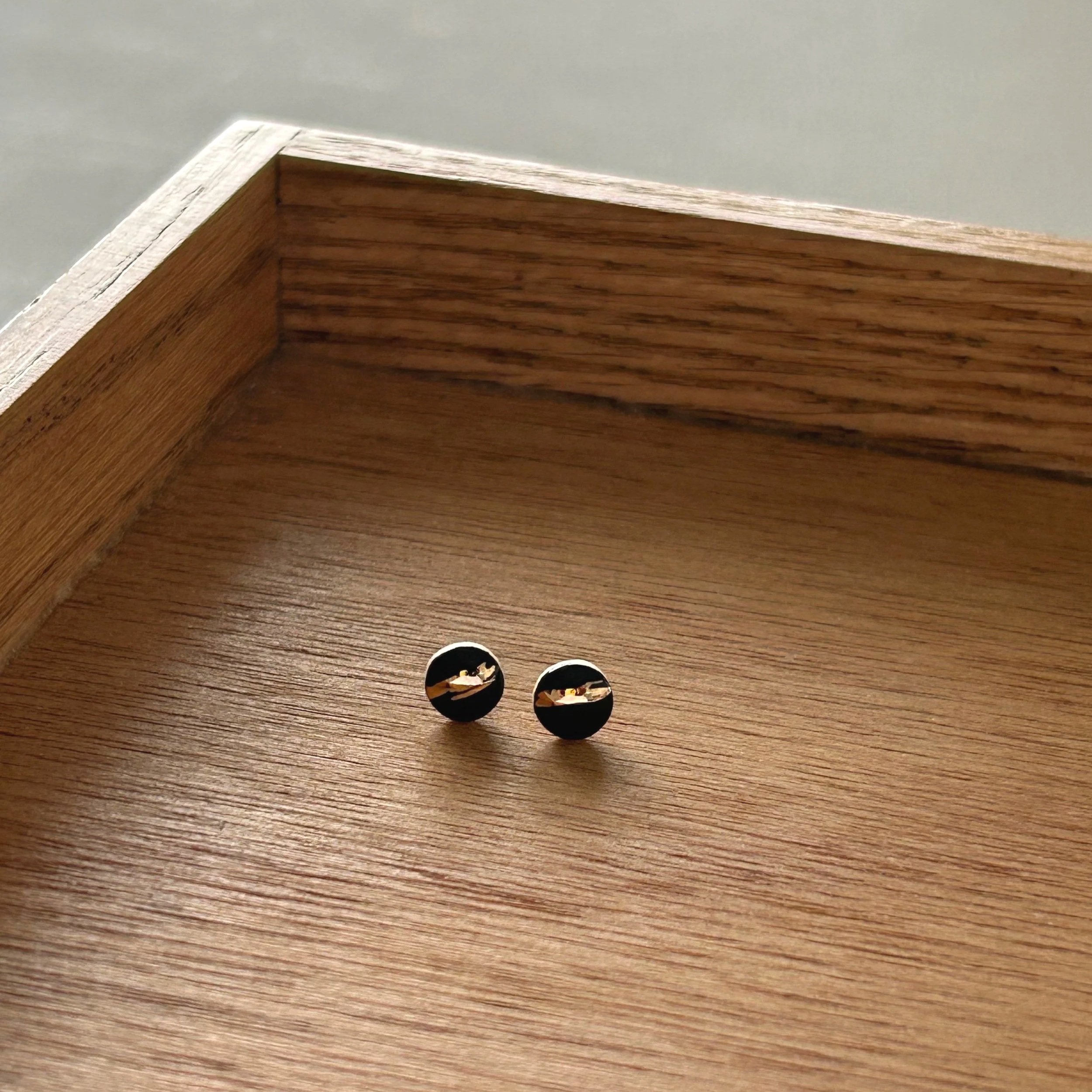 ZOE%CC%88+COMINGS+tiny+pebble+studs%2C+black+shimmer+wdbkg.jpg