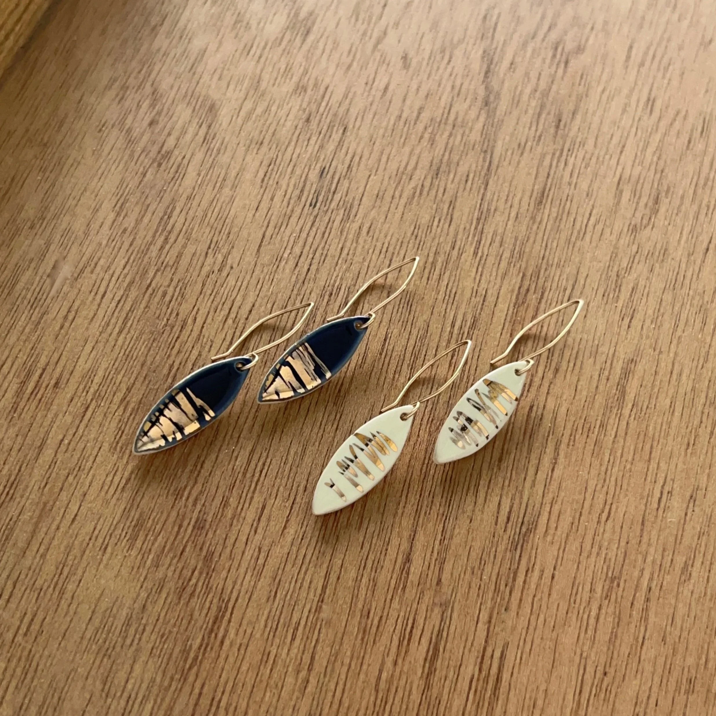 ZOE%CC%88+COMINGS+leaf+earrings%2C+shimmer+navy+%2B+white+wdbkg+a.jpg