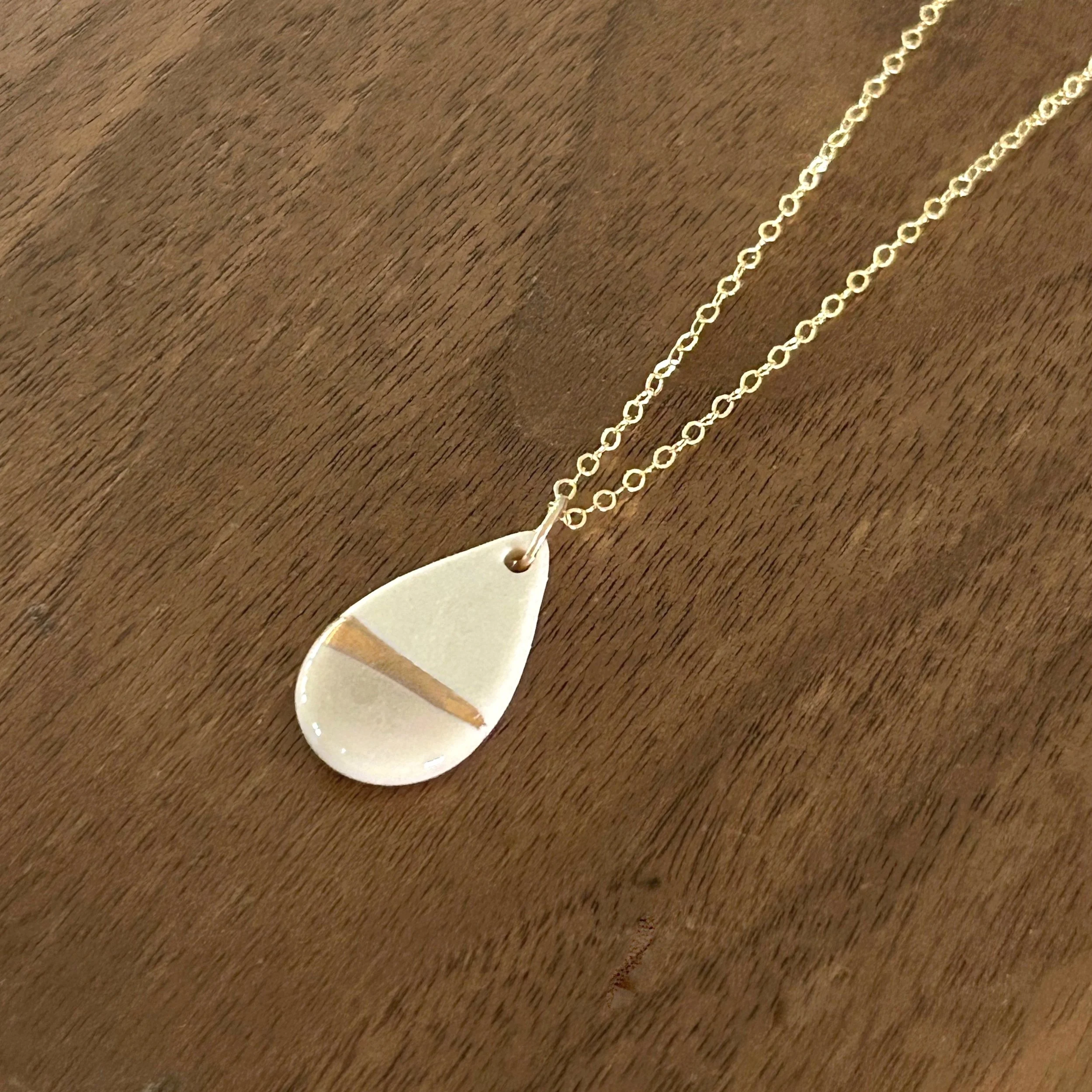 ZOE%CC%88+COMINGS+teardrop+necklace%2C+pale+pink%3Agold+line+a+wdbkg.jpg