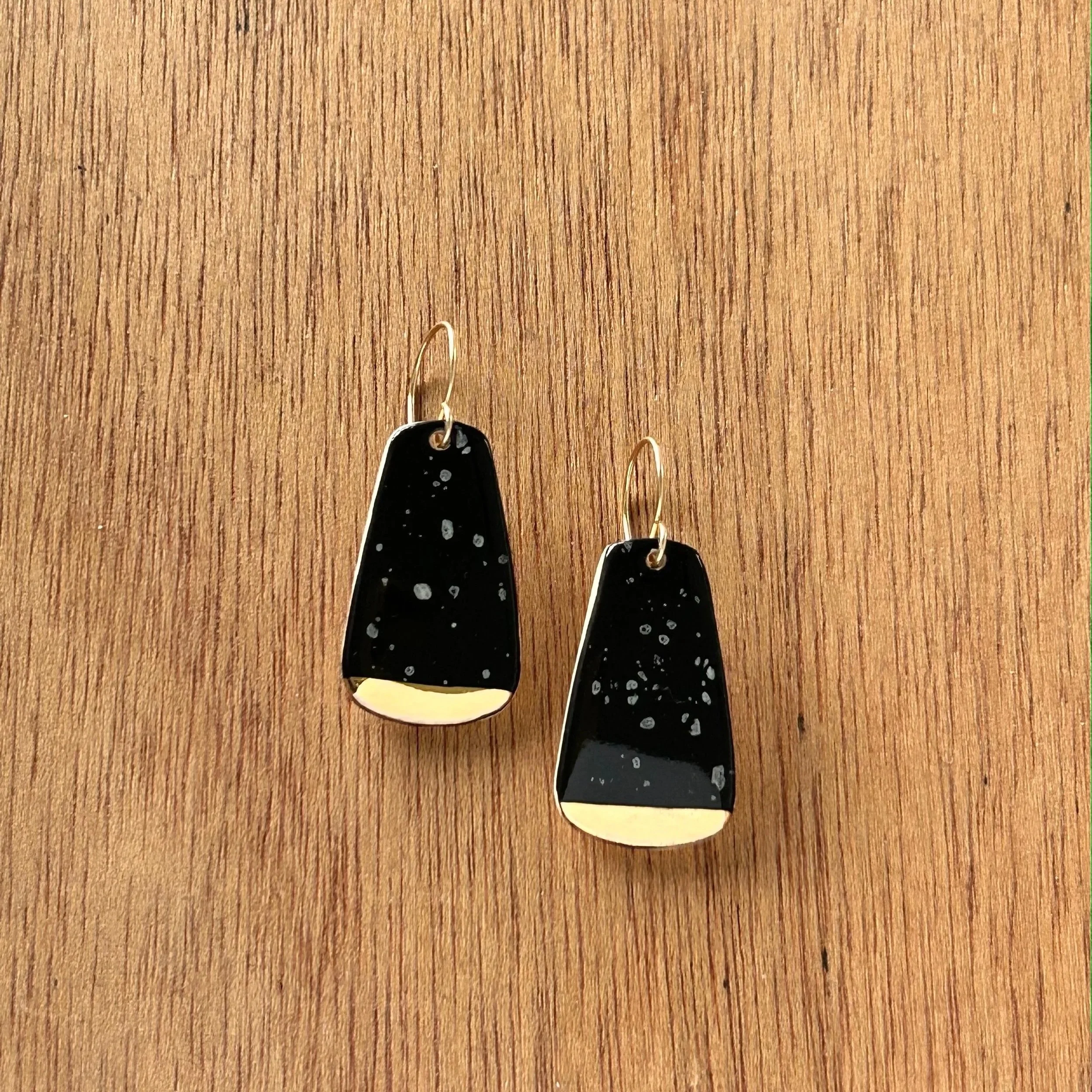 ZOE%CC%88+COMINGS+large+fan+earrings+black+speckle%3Agold+wdbkg.jpg