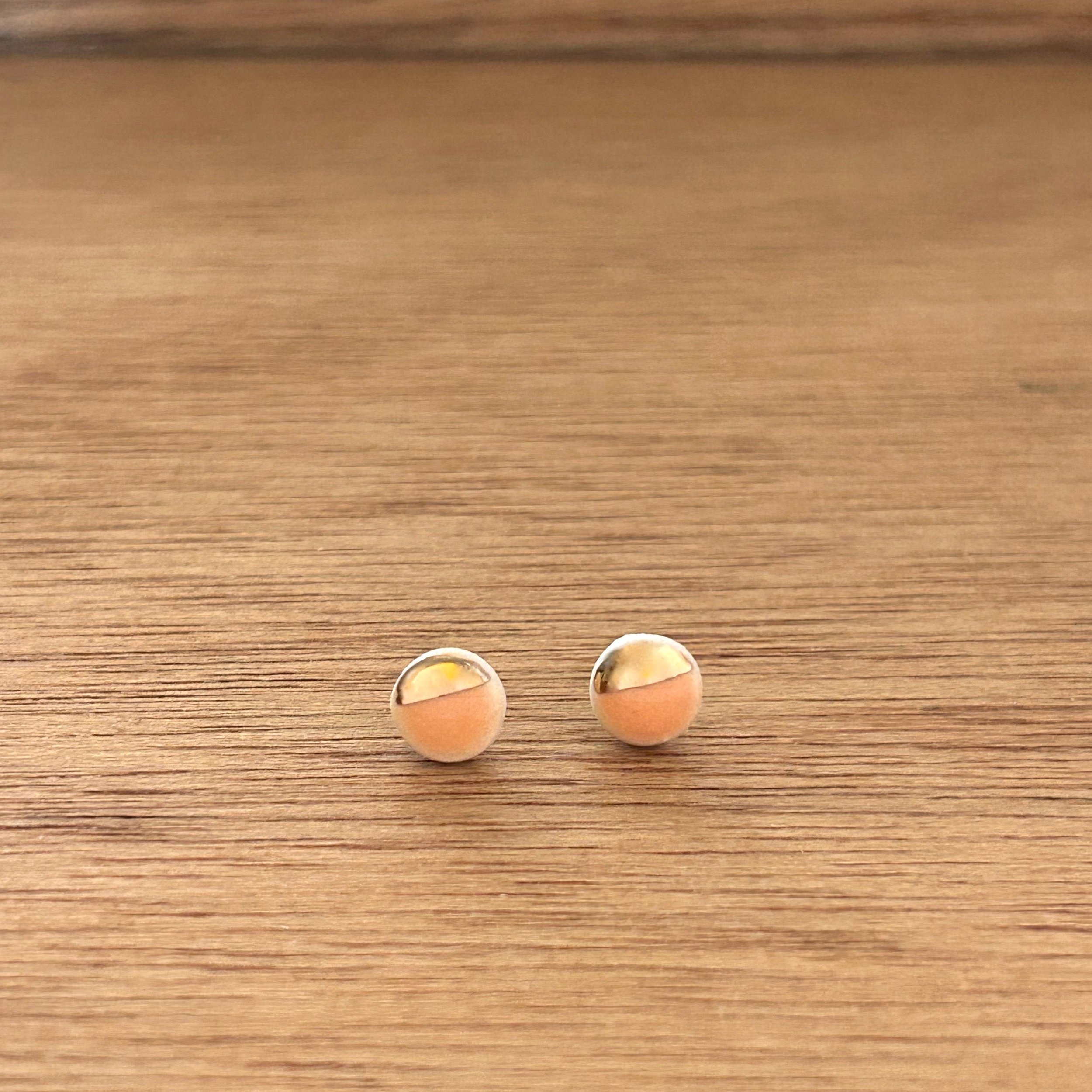 ZOË COMINGS tiny pebble studs, bright orange:gold half, wdbkg.jpg