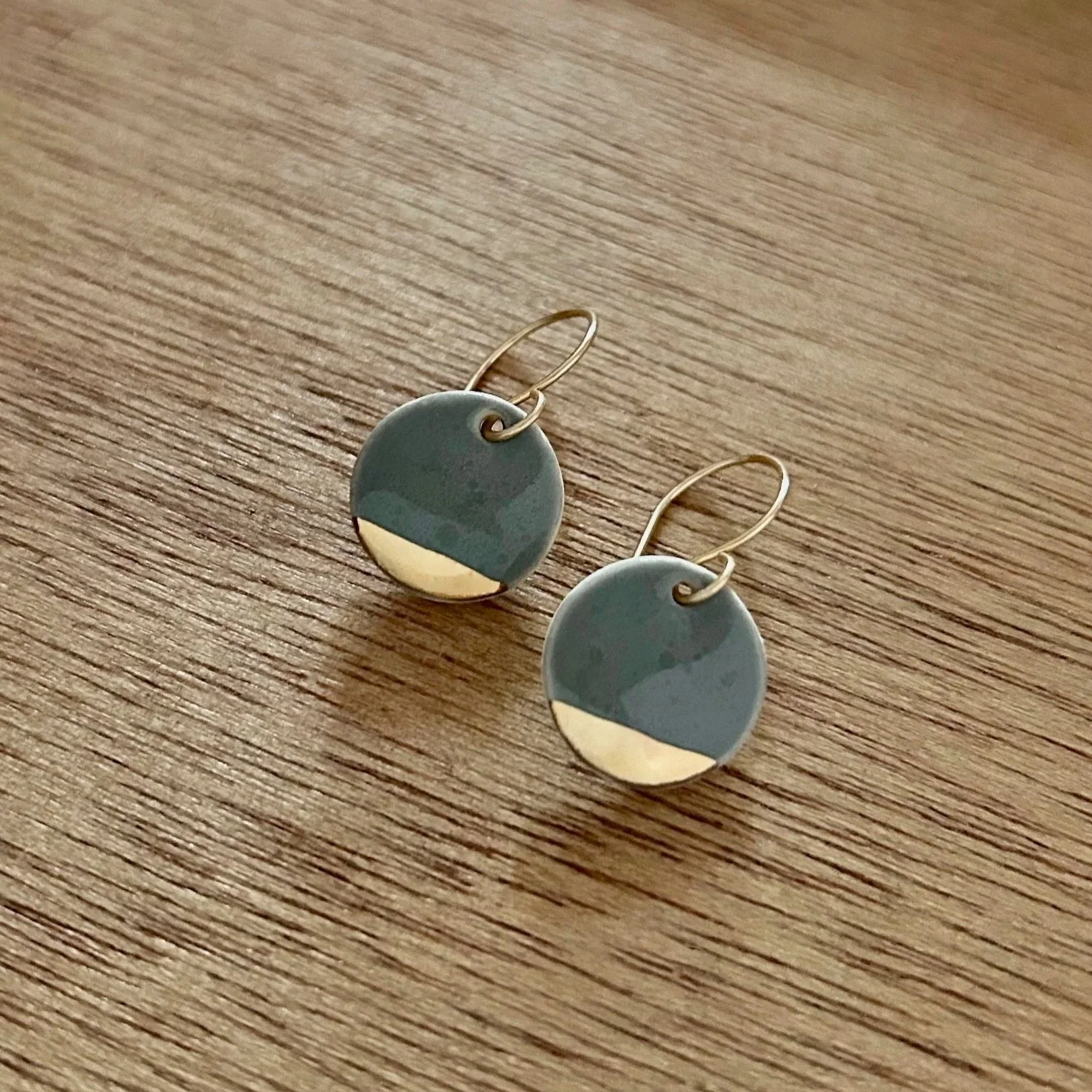 ZOE%CC%88+COMINGS+pebble+earrings%2C+dk+grey+gold+slice+%281%29.jpg