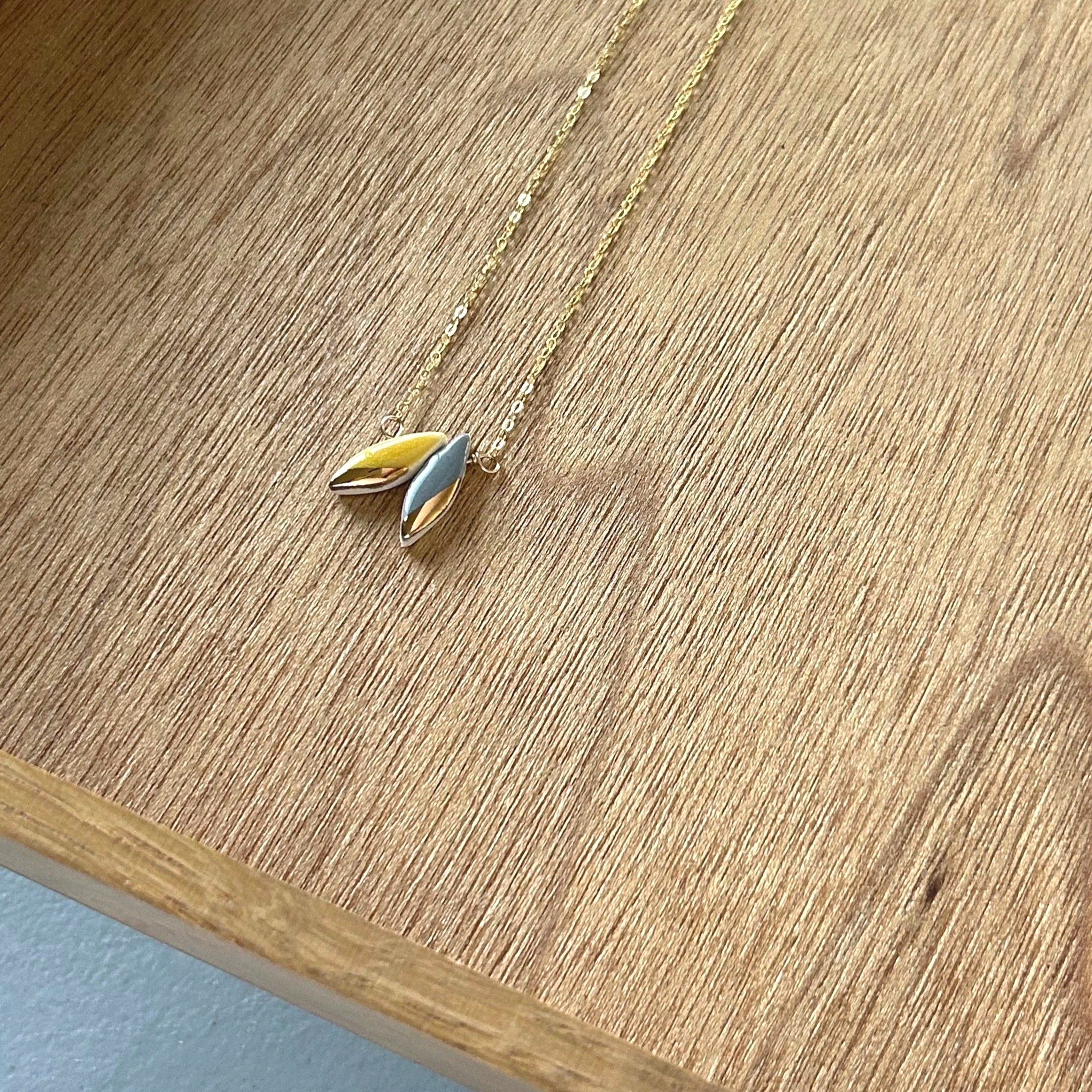 ZOE%CC%88+COMINGS+double+leaf+necklace+mg%3Adk+wdbkg+a.jpg