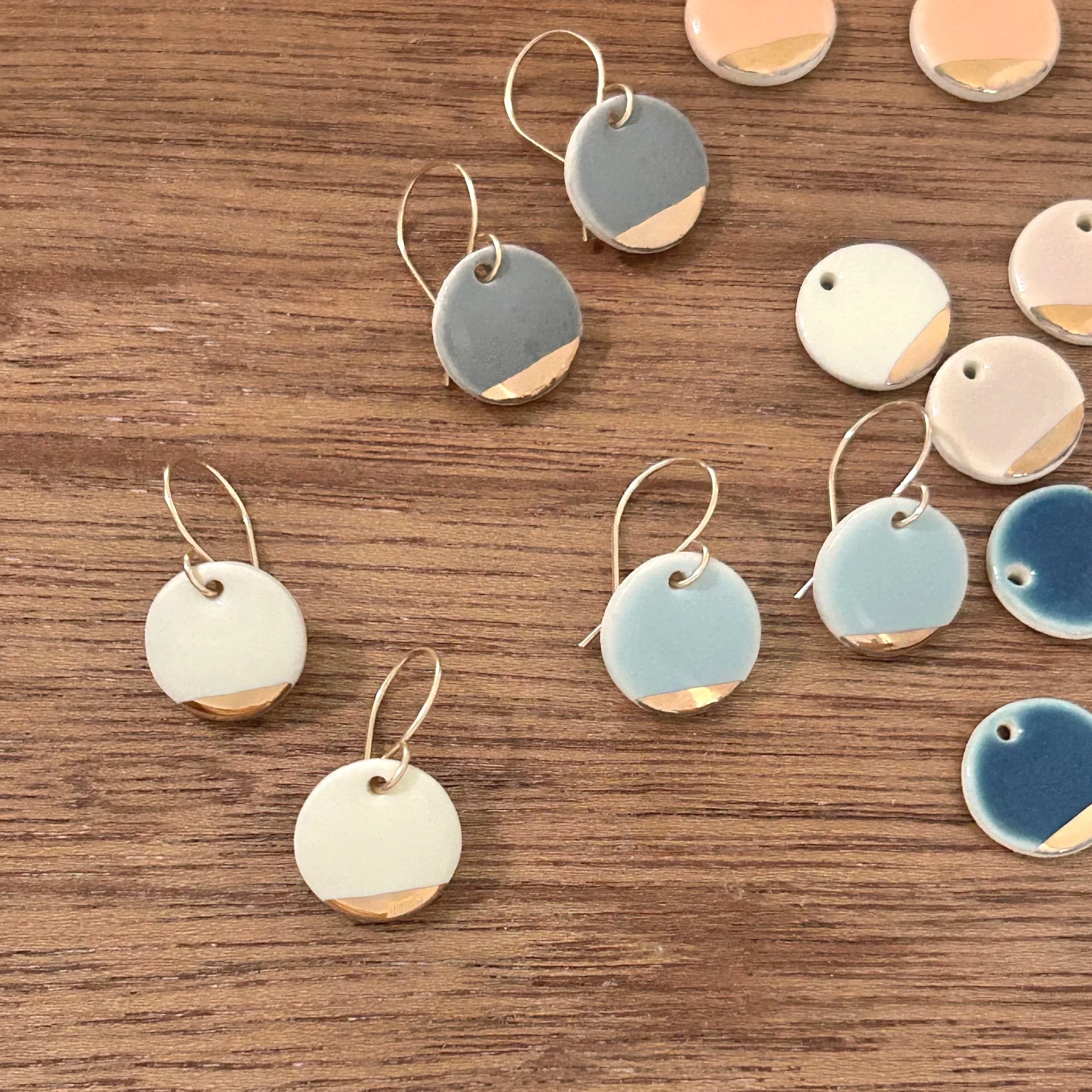 ZOE%CC%88+COMINGS++pebble+earrings+gold+slice%2C+scatter+wbkgd.jpg