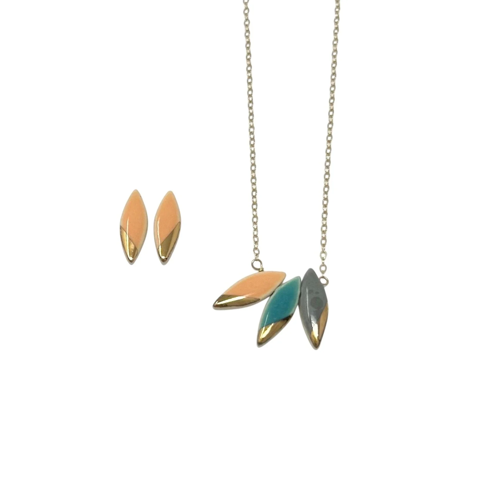 ZOE%CC%88+COMINGS+triple+leaf+necklace+or%3Atl%3Adk+%2B+leaf+studs+or.jpg