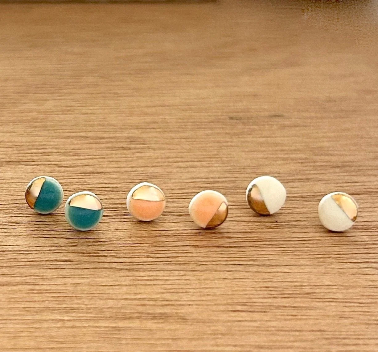 ZOE%CC%88+COMINGS+tiny+pebble+studs%2C+6+colors+wdbkg.jpg