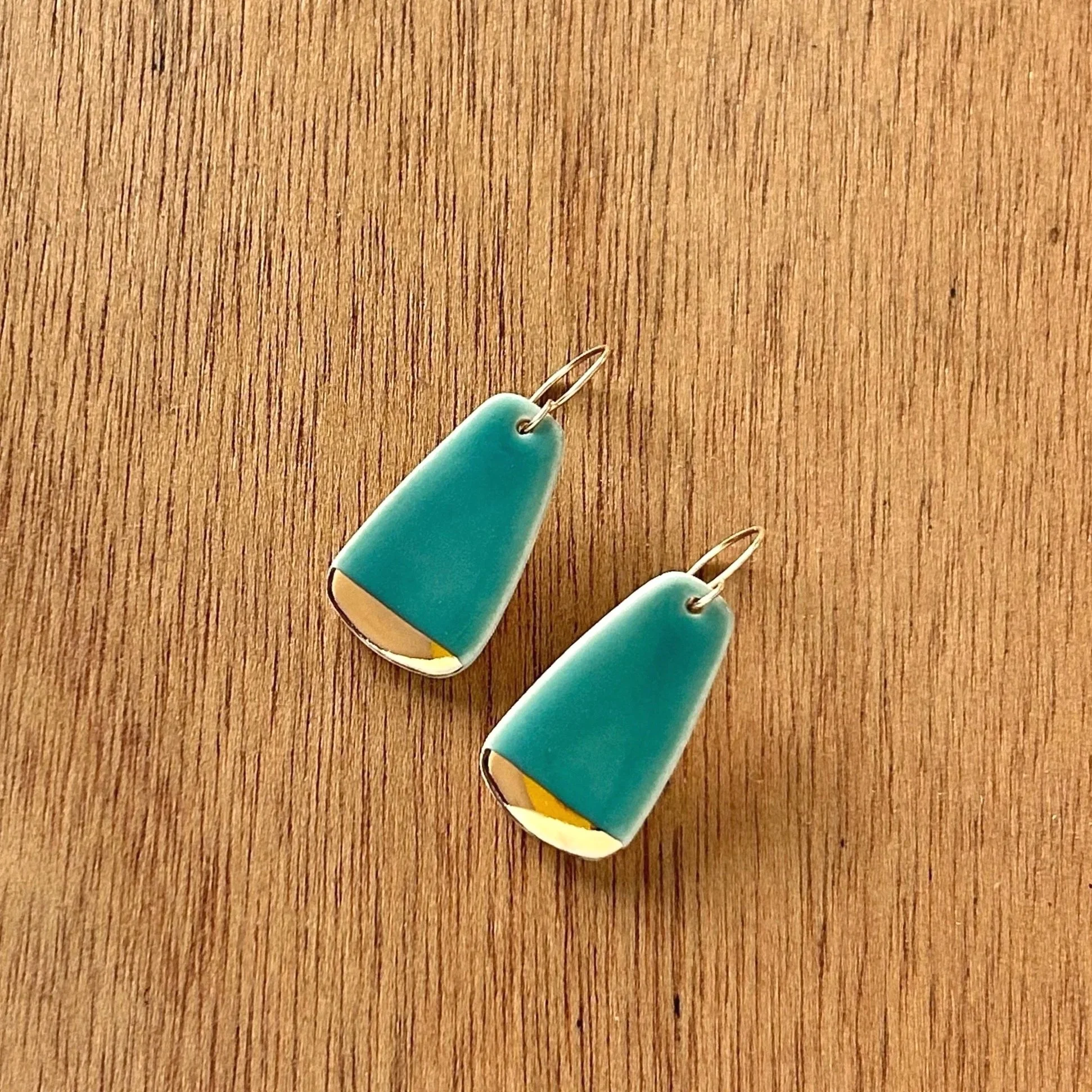 ZOE%CC%88+COMINGS+large+fan+earrings+teal%3Agold+wdbkg+a.jpg