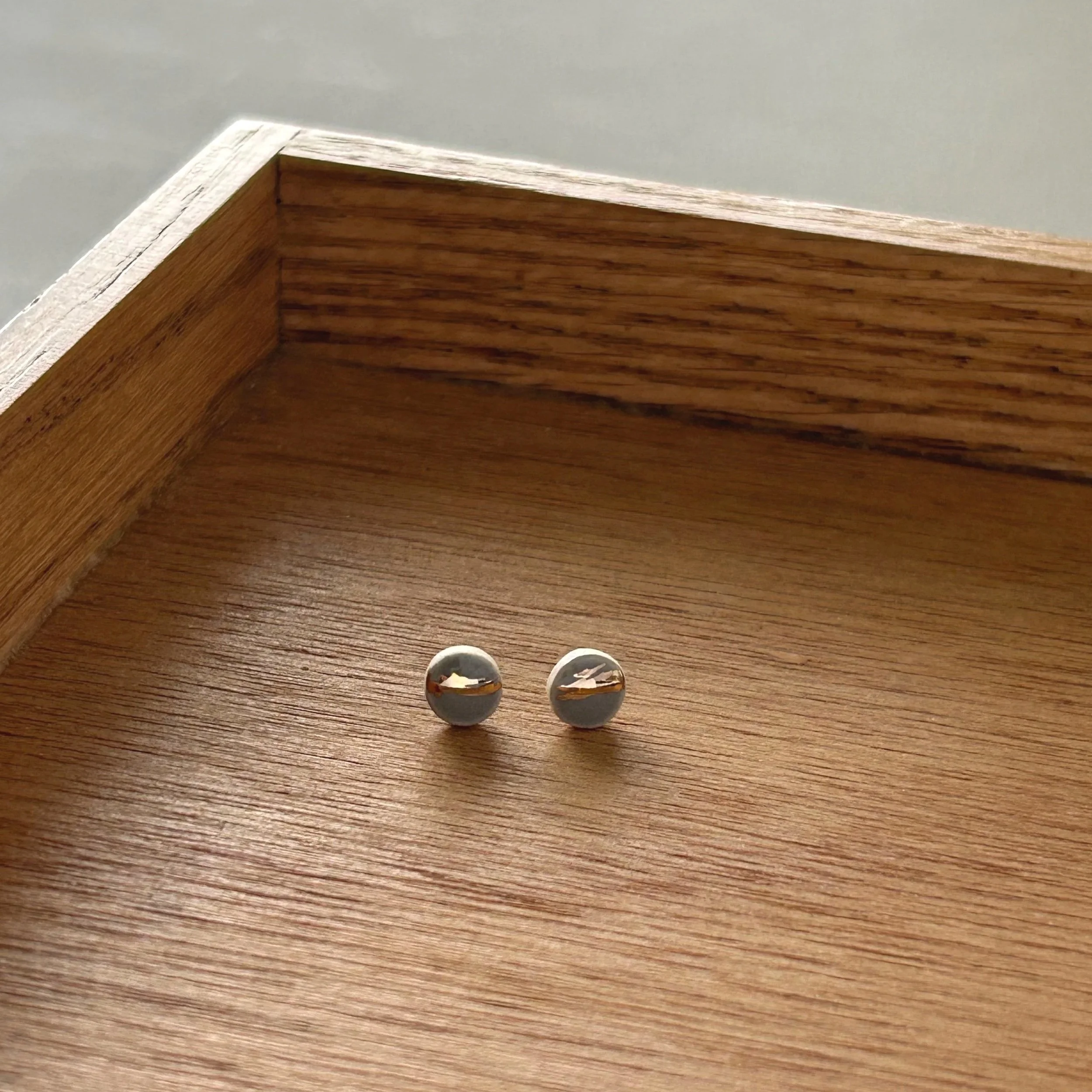 ZOE%CC%88+COMINGS+tiny+pebble+studs%2C+dark+grey+shimmer+wdbkg.jpg