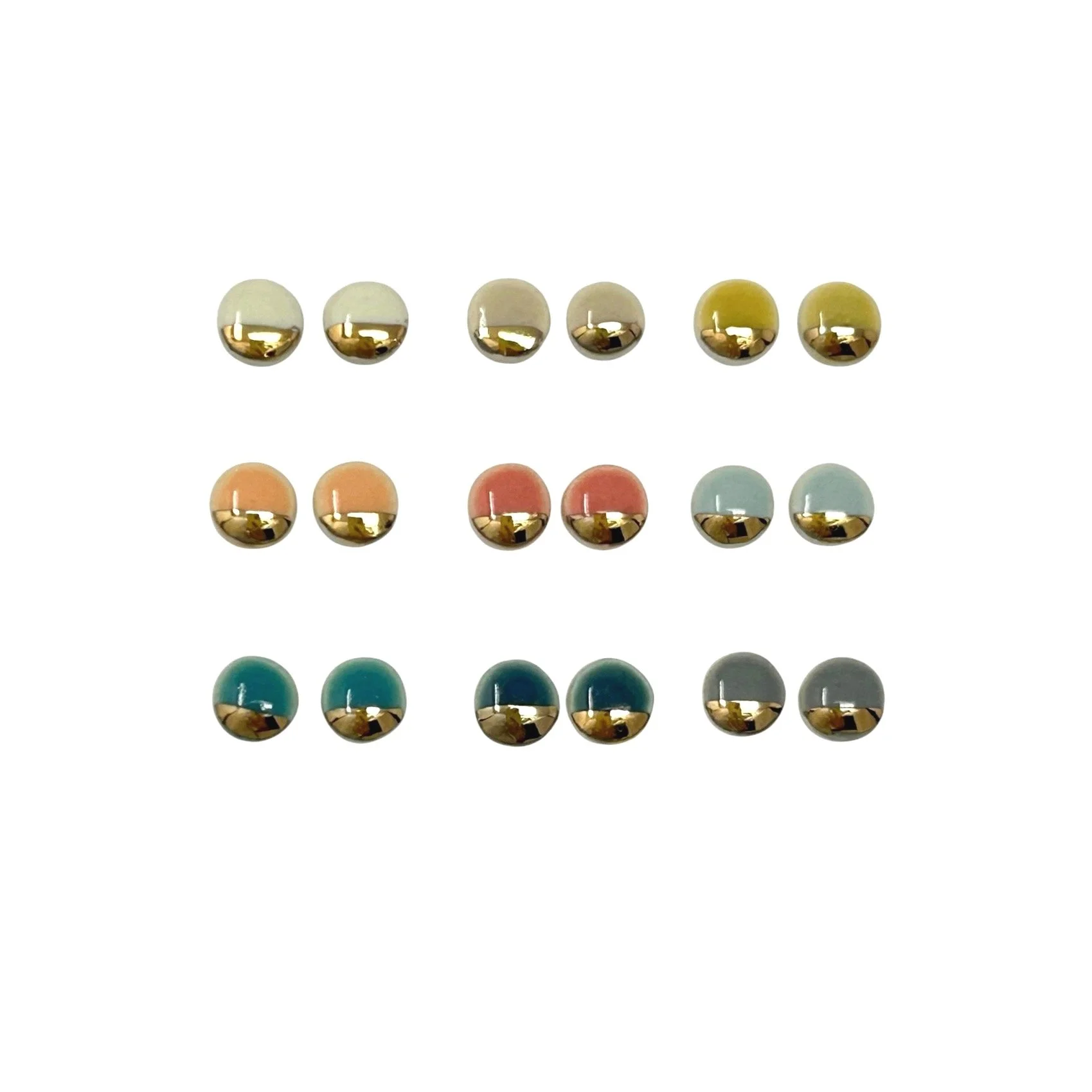 ZOE%CC%88+COMINGS+tiny+pebble+studs+winter+2025+wbg.jpg