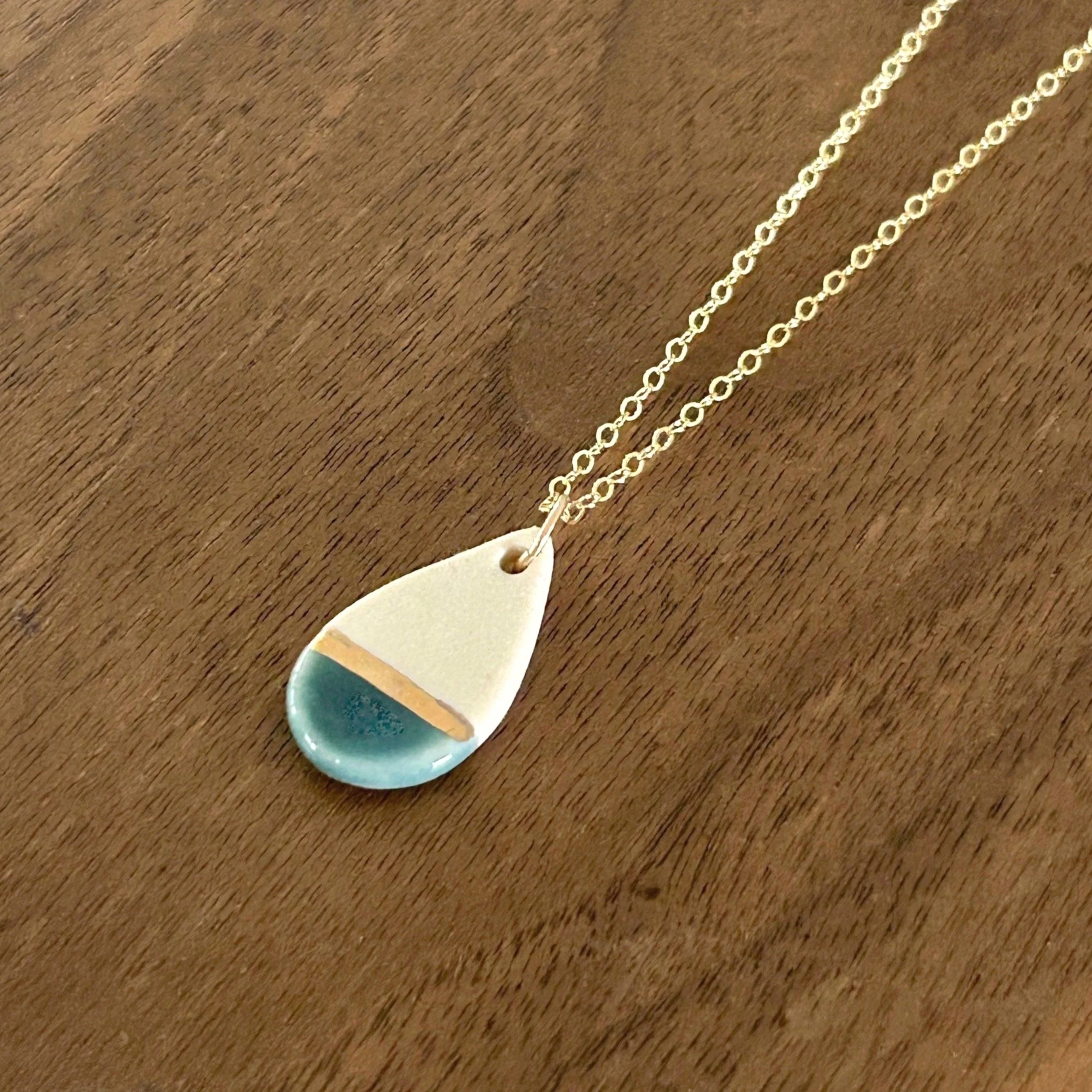 ZOE%25CC%2588%2BCOMINGS%2Bteardrop%2Bnecklace%252C%2Bslate%253Agold%2Bline%2Ba%2Bwdbkg.jpg