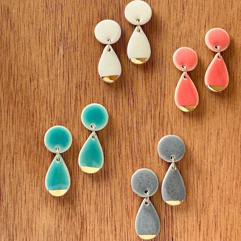 ZOE%CC%88+COMINGS+pebble+teardrop+double+studs+spring+2026+wdbkg.jpg