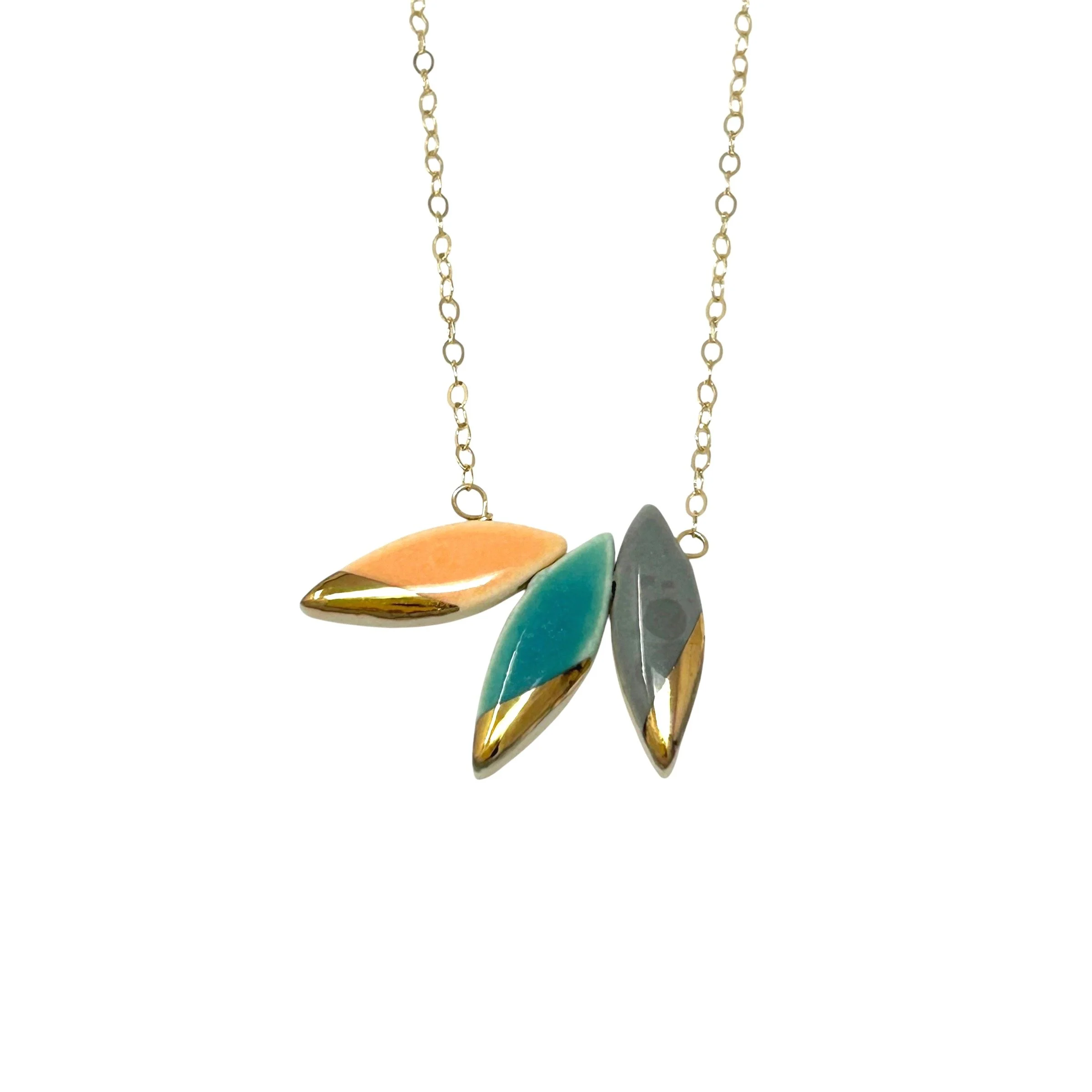 ZOE%CC%88+COMINGS+triple+leaf+necklace+or%3Atl%3Adk.jpg