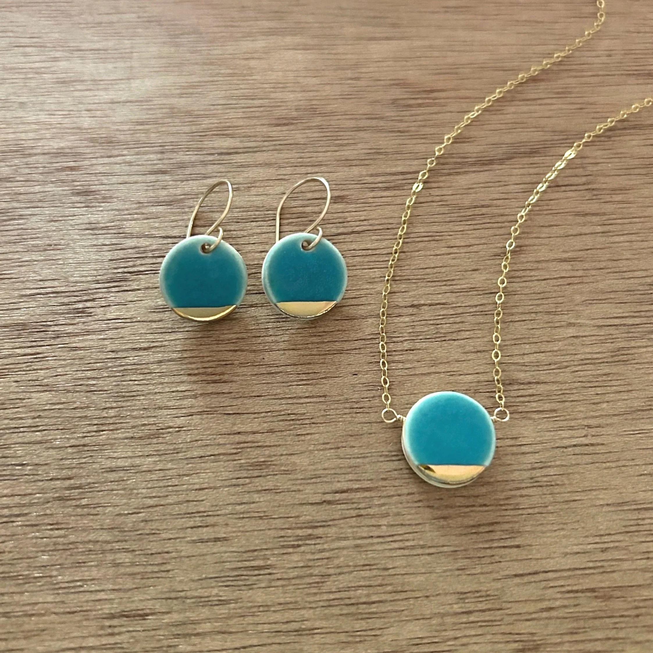 ZOE%CC%88+COMINGS+pebble+ers+%2B+nk%2C+teal%2C+wdbkg.jpg