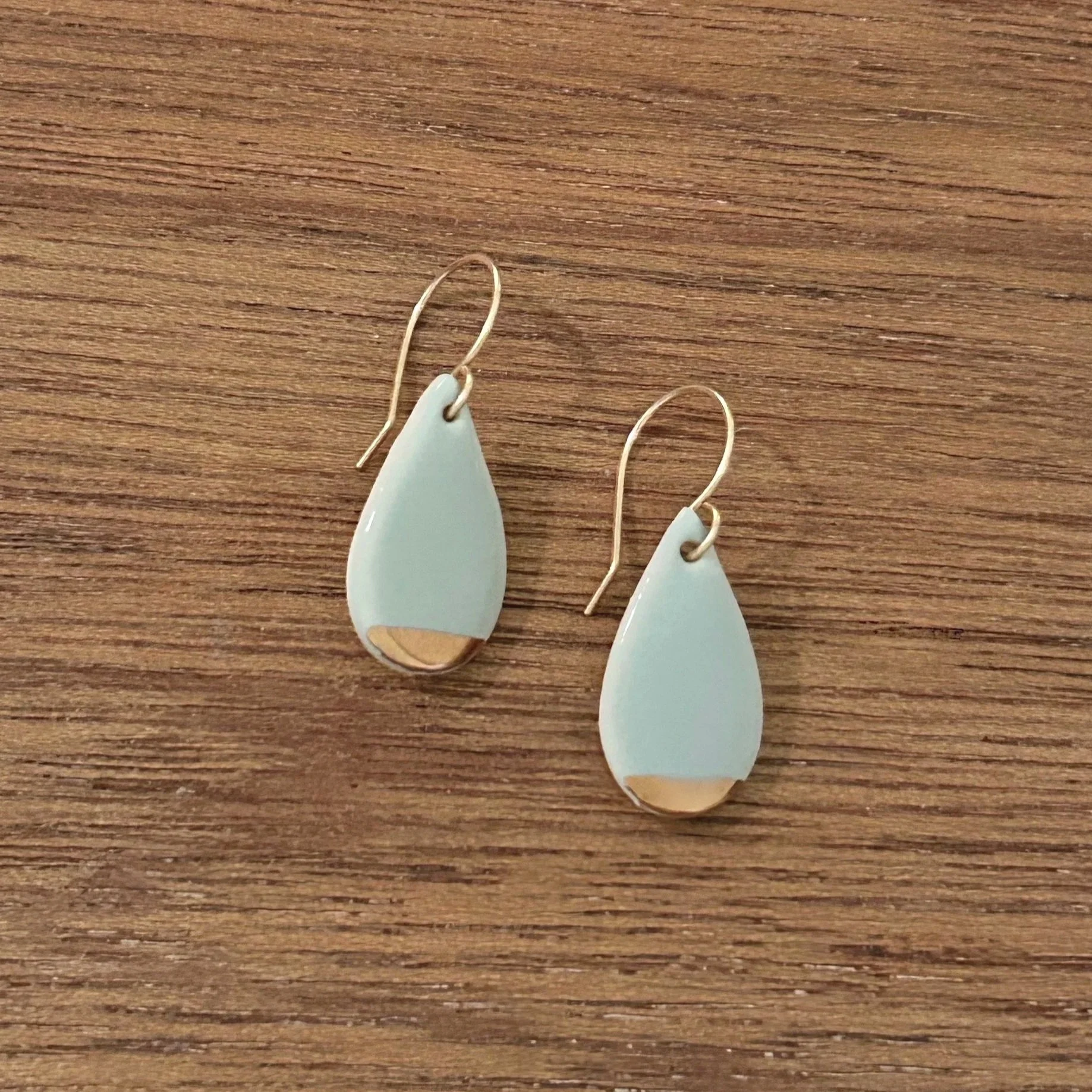 ZOE%CC%88+COMINGS++teardrop+earrings+gold+slice%2C+bl+wbkgd.jpg