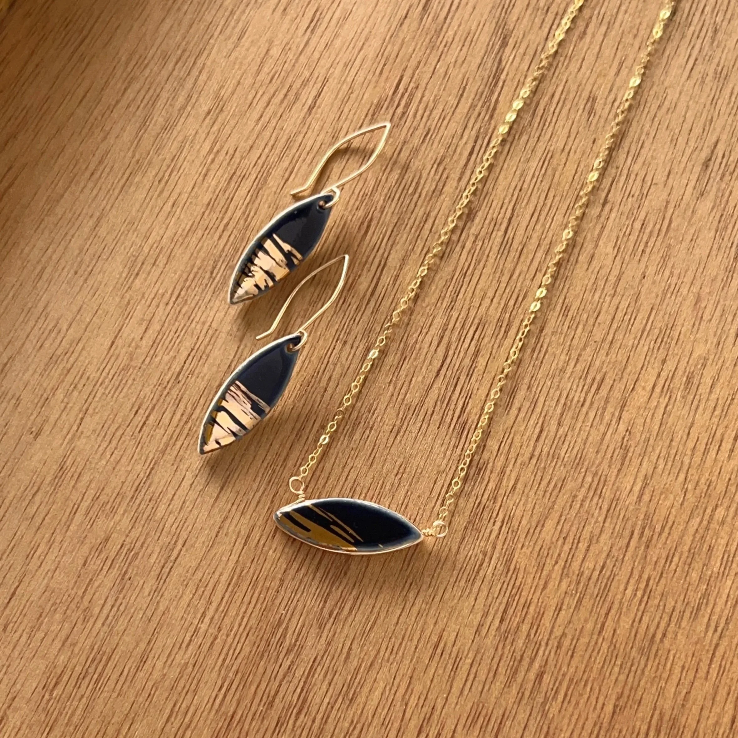ZOE%CC%88+COMINGS+leaf+ers+%2B+nk%2C+shimmer+navy+wdbkg+a.jpg