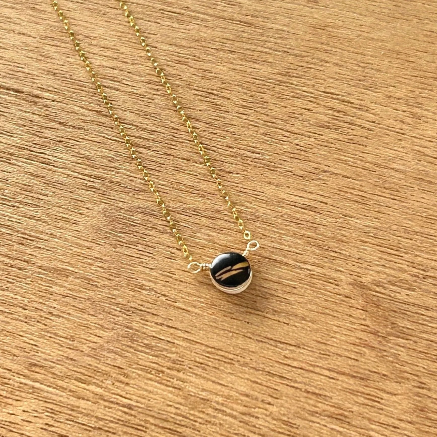 ZOE%25CC%2588%2BCOMINGS%2Bteeny%2Bpebble%2Bnecklace%2Bblack%253Agold%2Bstripe%2Bwdbkg%2Ba.jpg