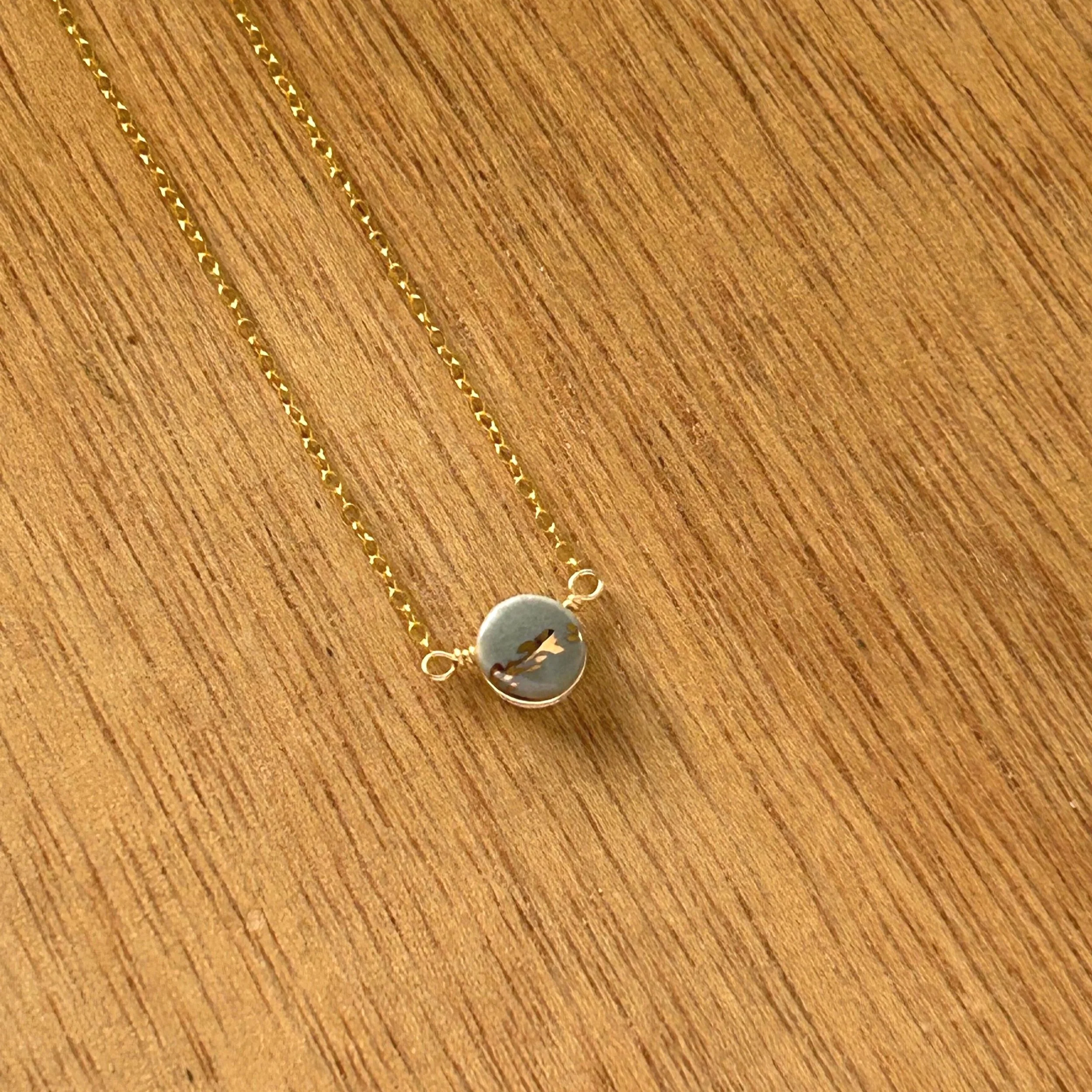 ZOE%CC%88+COMINGS+teeny+pebble+necklace%2C+shimmer+-+dark+grey+wdbkg+a.jpg