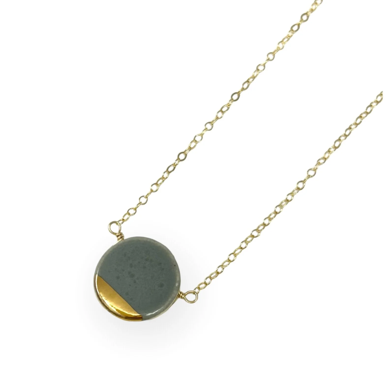 ZO%C3%8B+COMINGS+pebble+wrap+necklace+dark+grey%3Agold+slice+angle+p.jpg