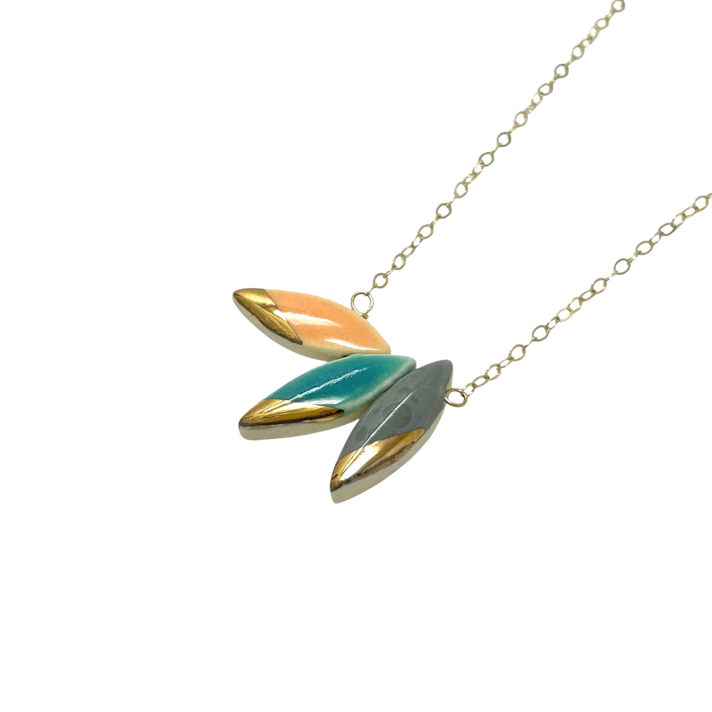 ZOE%CC%88+COMINGS+triple+leaf+necklace+or%3Atl%3Adk+a.jpg