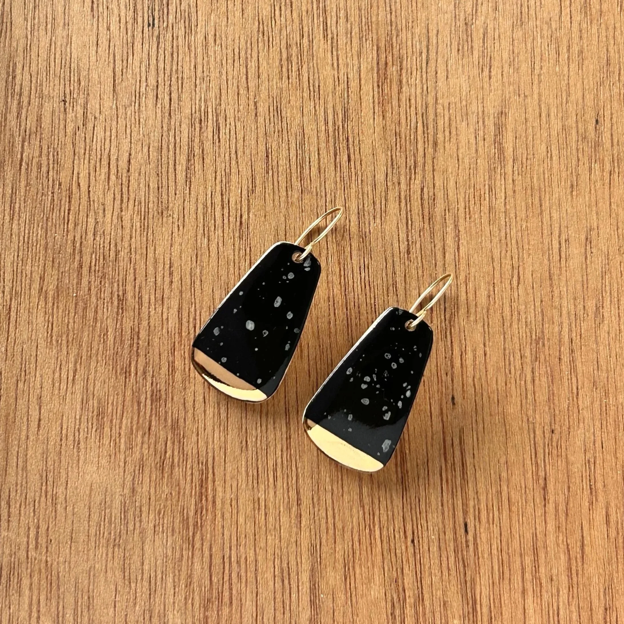 ZOE%CC%88+COMINGS+large+fan+earrings+black+speckle%3Agold+wdbkg+a.jpg