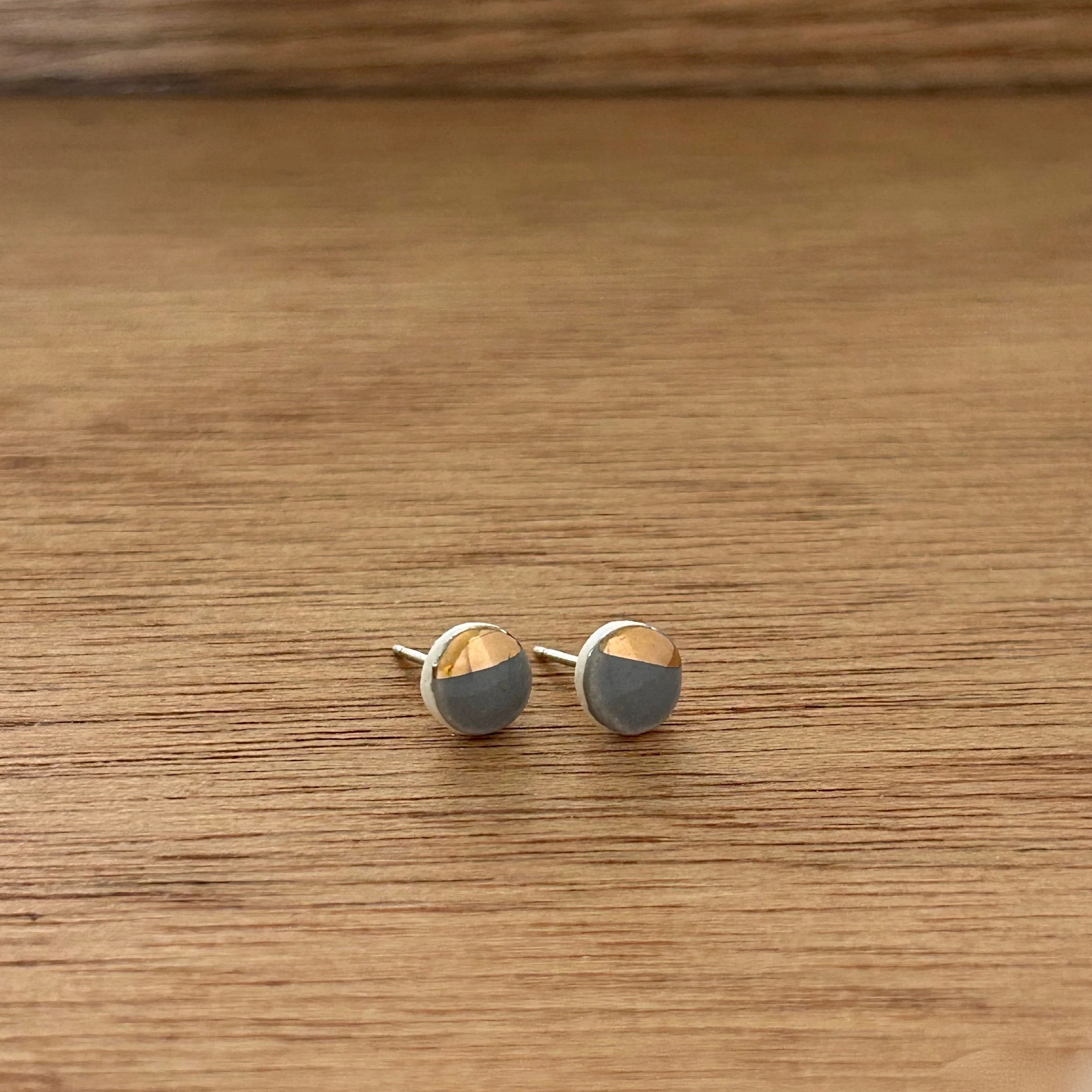 ZOË COMINGS tiny pebble studs, dark grey:gold half,a wdbkg.jpg