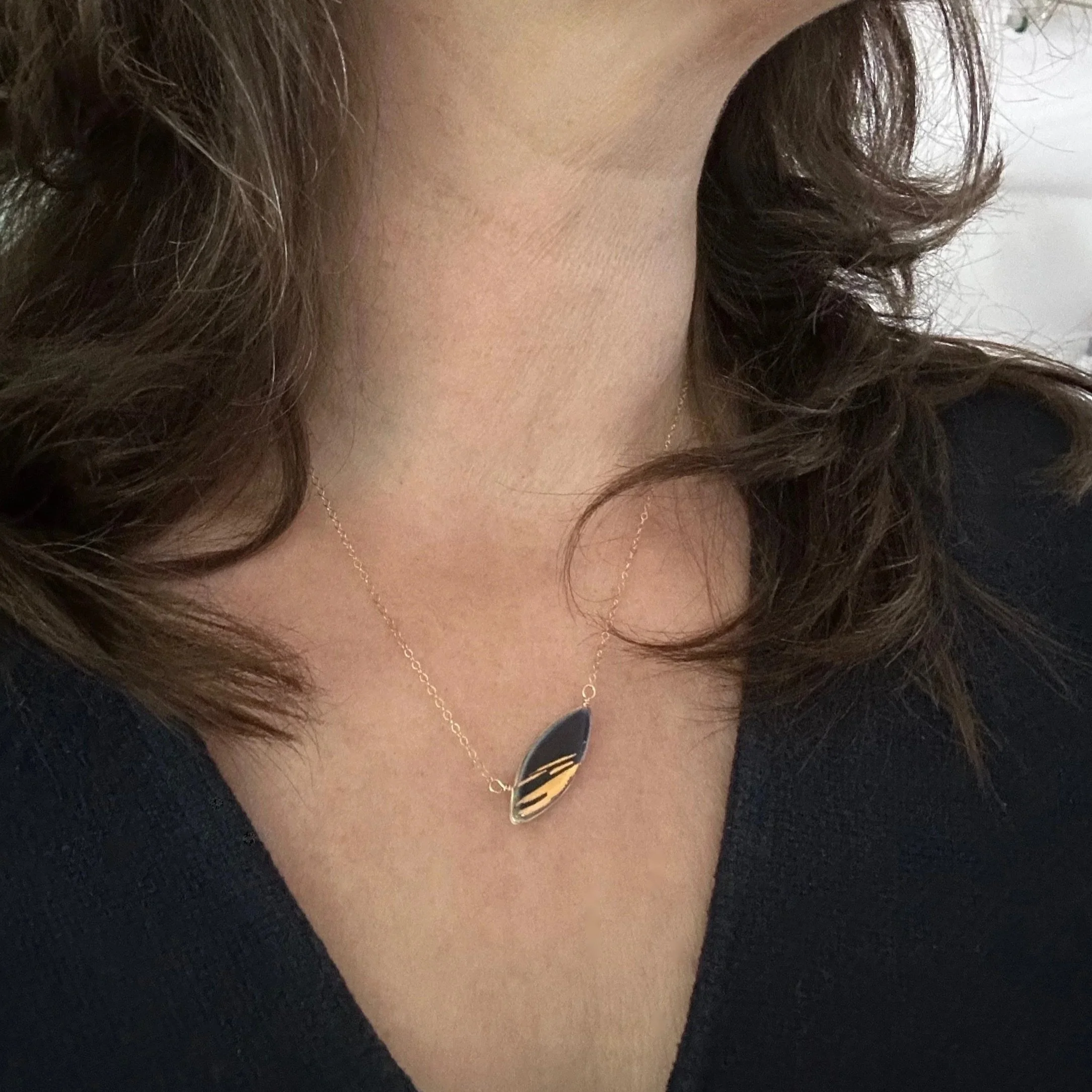 ZOE%CC%88+COMINGS+model+leaf+necklace%2C+shimmer+navy.jpg