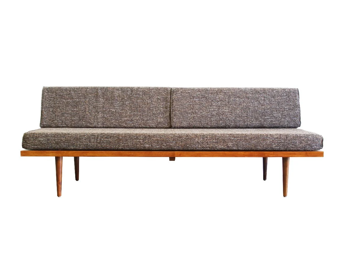 GMR_Sofa_Classic_Front.jpg