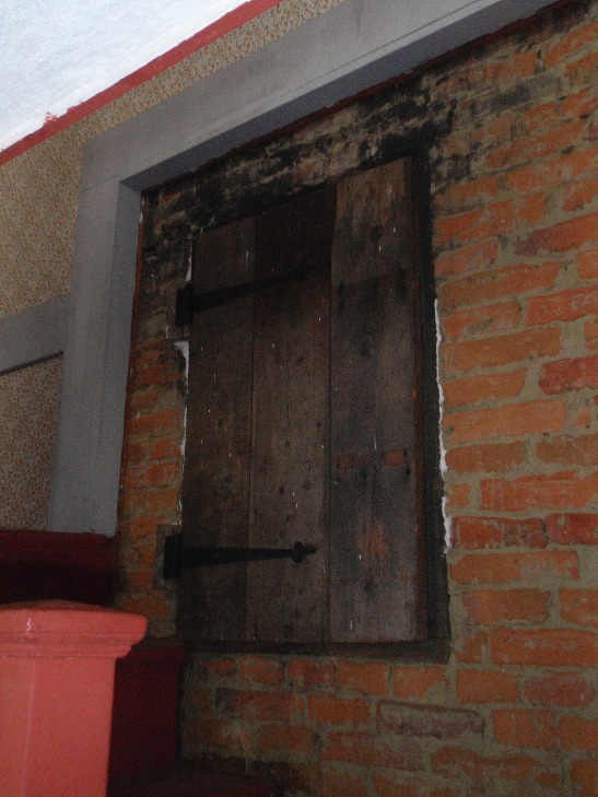 Plaster removed from the stairwell revealed a smokeroom in the chimney stack