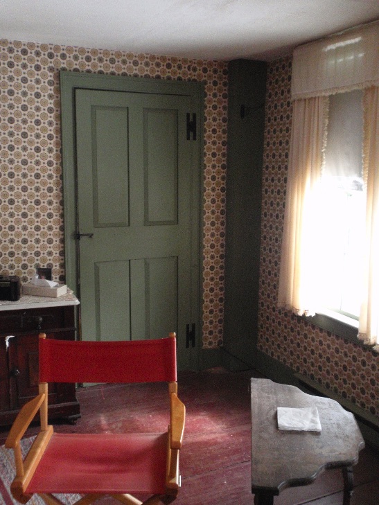 A door and cased post in the west chamber (second story). Note the square, not gunstock, post.