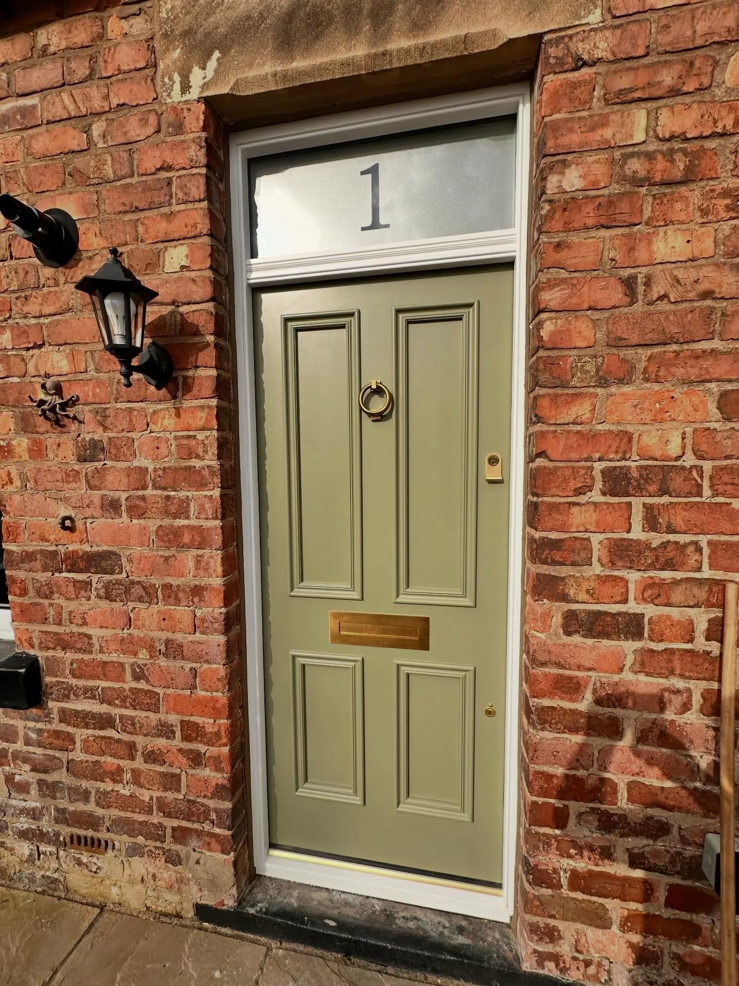 Two @accoyawood entrance doors installed over the past couple of days in Burscough, Lancashire. Fully finished in Sikkens paint and dressed in satin brass hardware from @coastal_group_hardware 
&bull;
&bull;
#ecosash #timberdoors #entrancedoor #entra