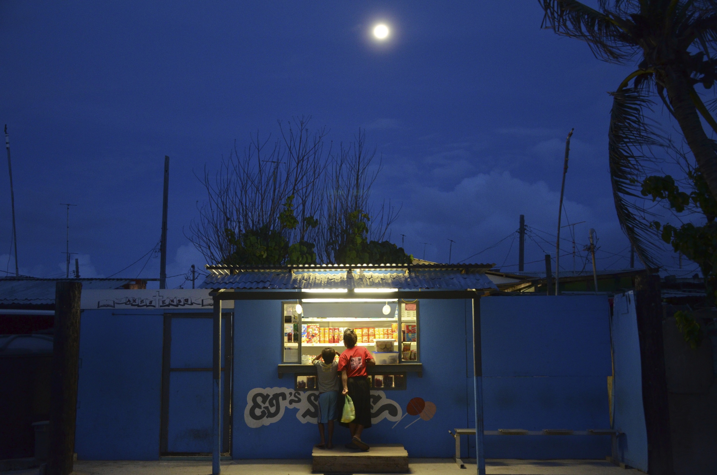  Moonrise over Ebeye. 