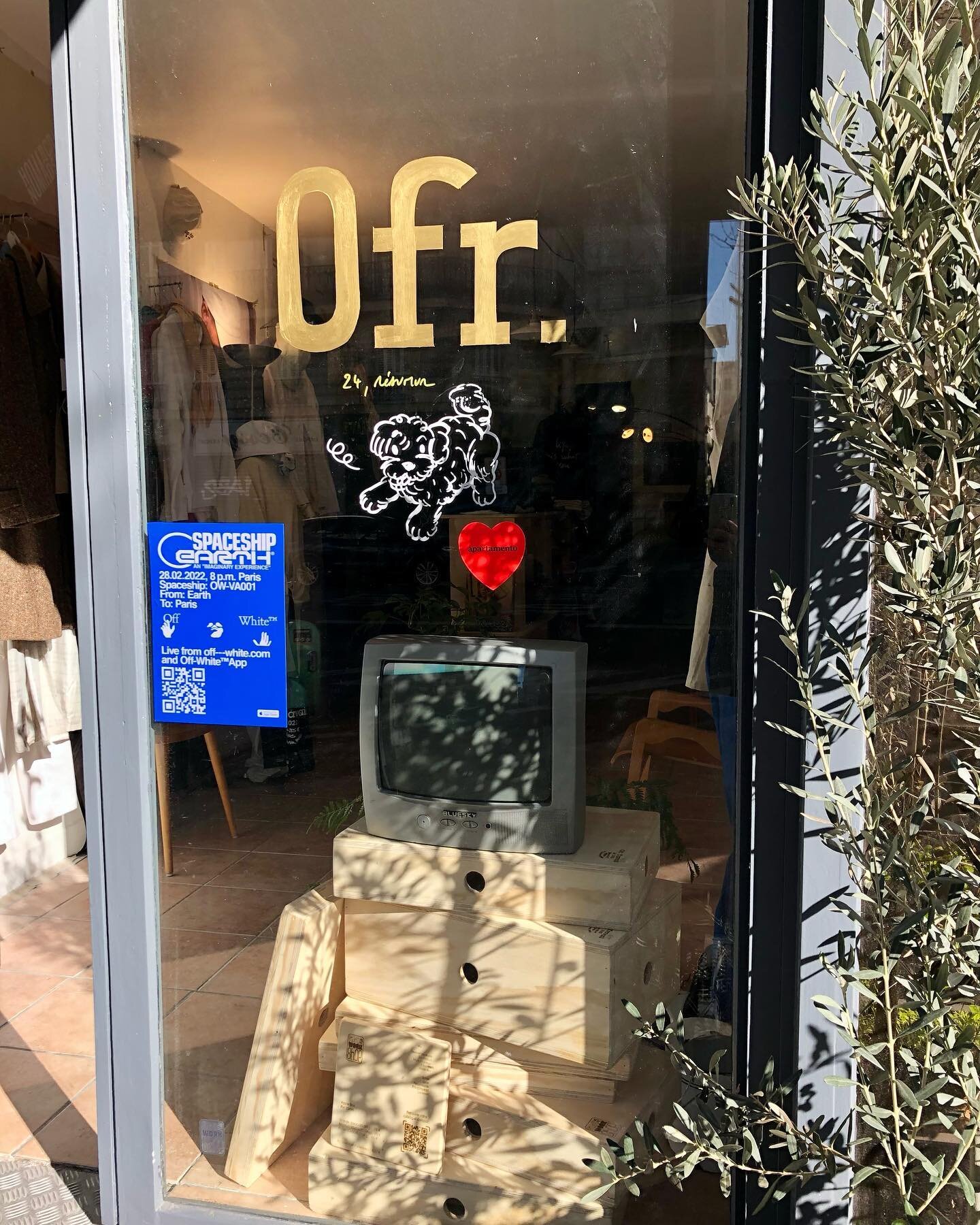 Work Display + @off____white 
Go take a look at @ofrtravail 
.
Retrouvez nos Apple box chez OFR
Fabriqu&eacute; &agrave; la main sur Paris.
&Eacute;conomique et &eacute;cologique !
L&eacute;ger et pratique !
.
@antoinebertoli @ofrparis @thomas_jose_h