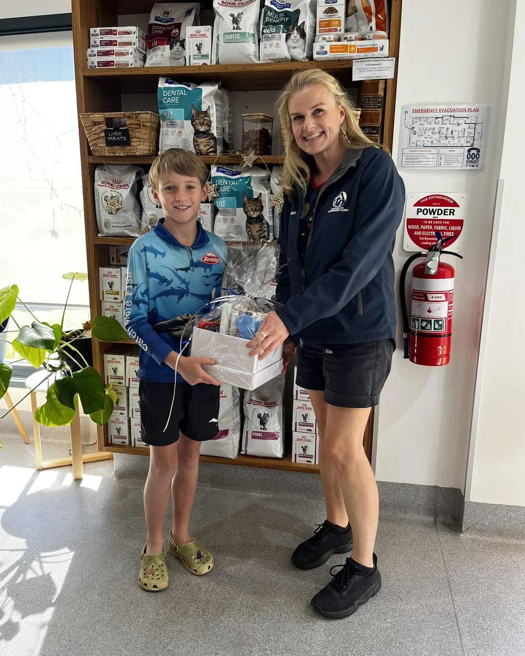 🎄🎅🏽 Congratulations to our Christmas raffle winners. 🥳

📸 Hamish and Kathy collecting their prizes. 

Merry Christmas to everyone! Have a safe Christmas break. 

#wangarattavet #wangarattavetclinic #wangaratta