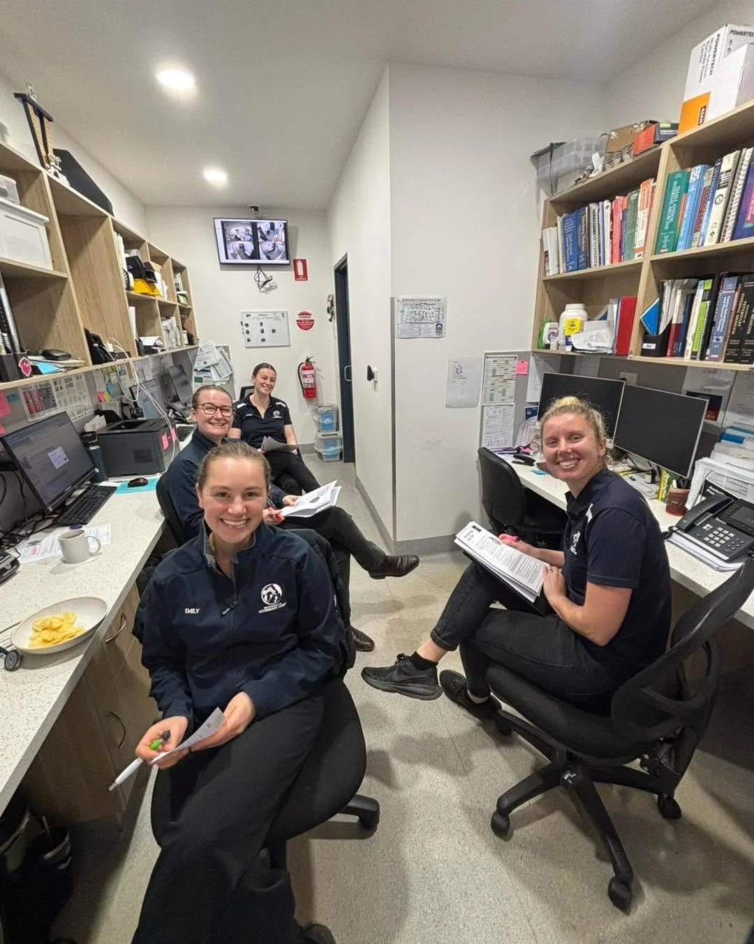 📚 Veterinary Journal Club

Our Veterinary Journal Club is a collaborative way to stay up to date with current evidence and continue learning together.

Each team member researches the chosen topic independently before the session. We then come toget