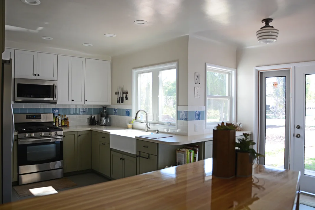 05 kitchen across bar-web.jpg